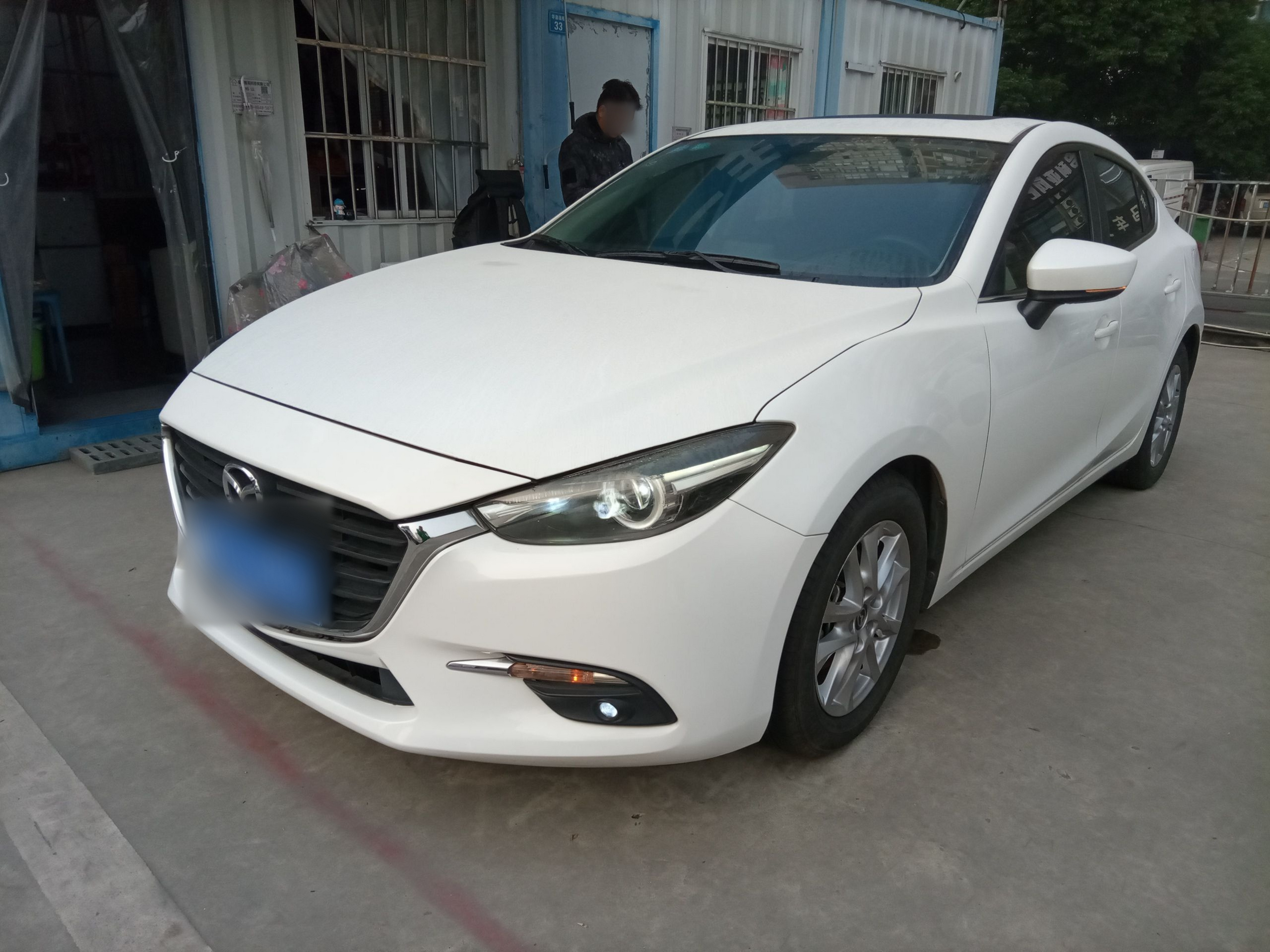 تحت مقدمة السيارة