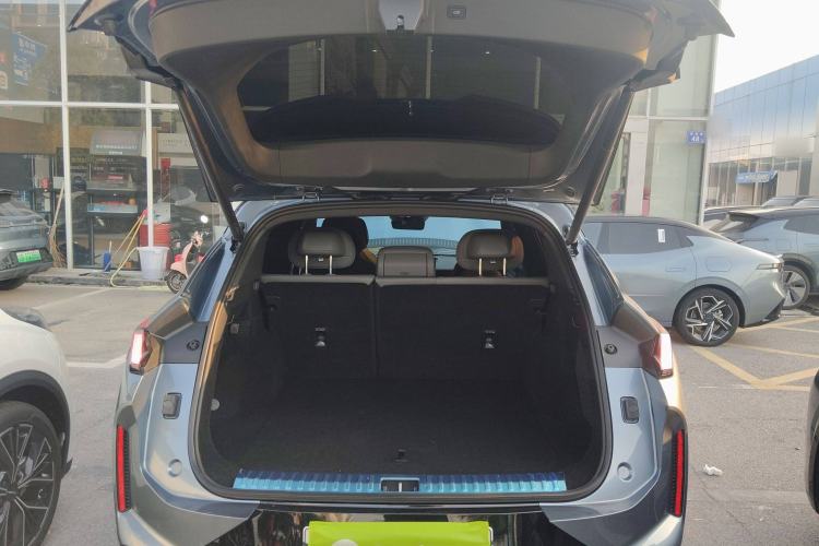 Used Lynk & Co 08 EM-P 2025 220 km All-Wheel-Drive Performance Halo
