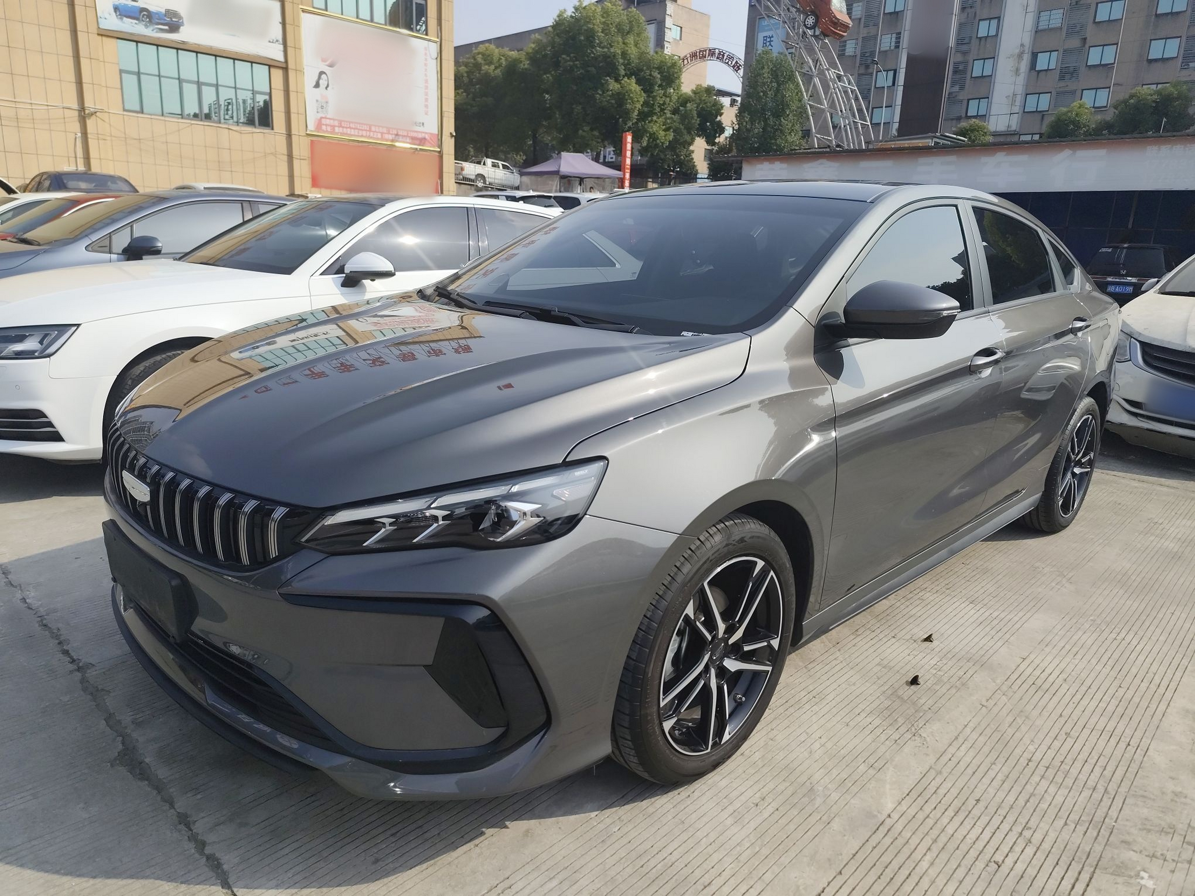 Под передней частью автомобиля