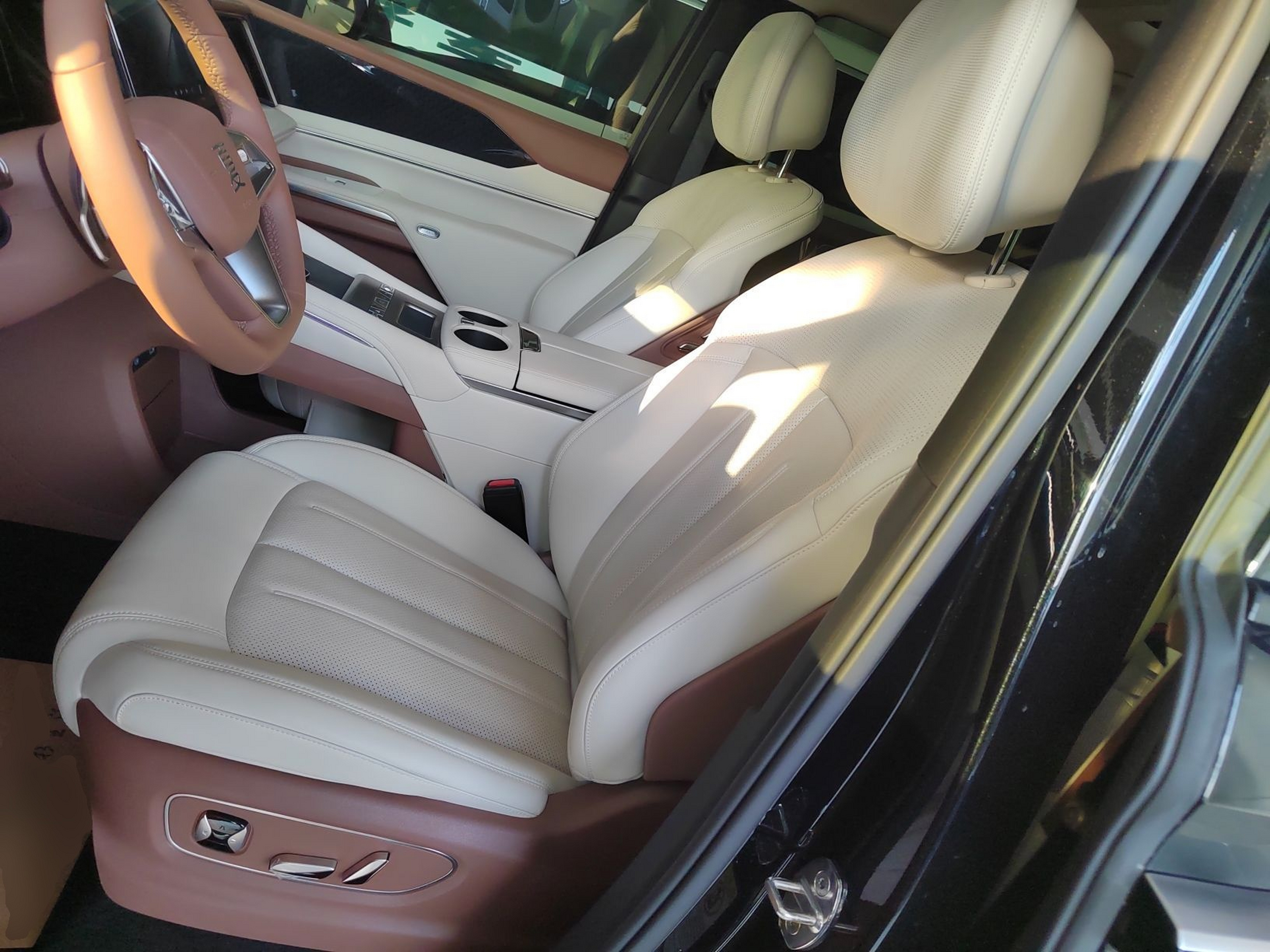 Переднее сиденье в автомобиле