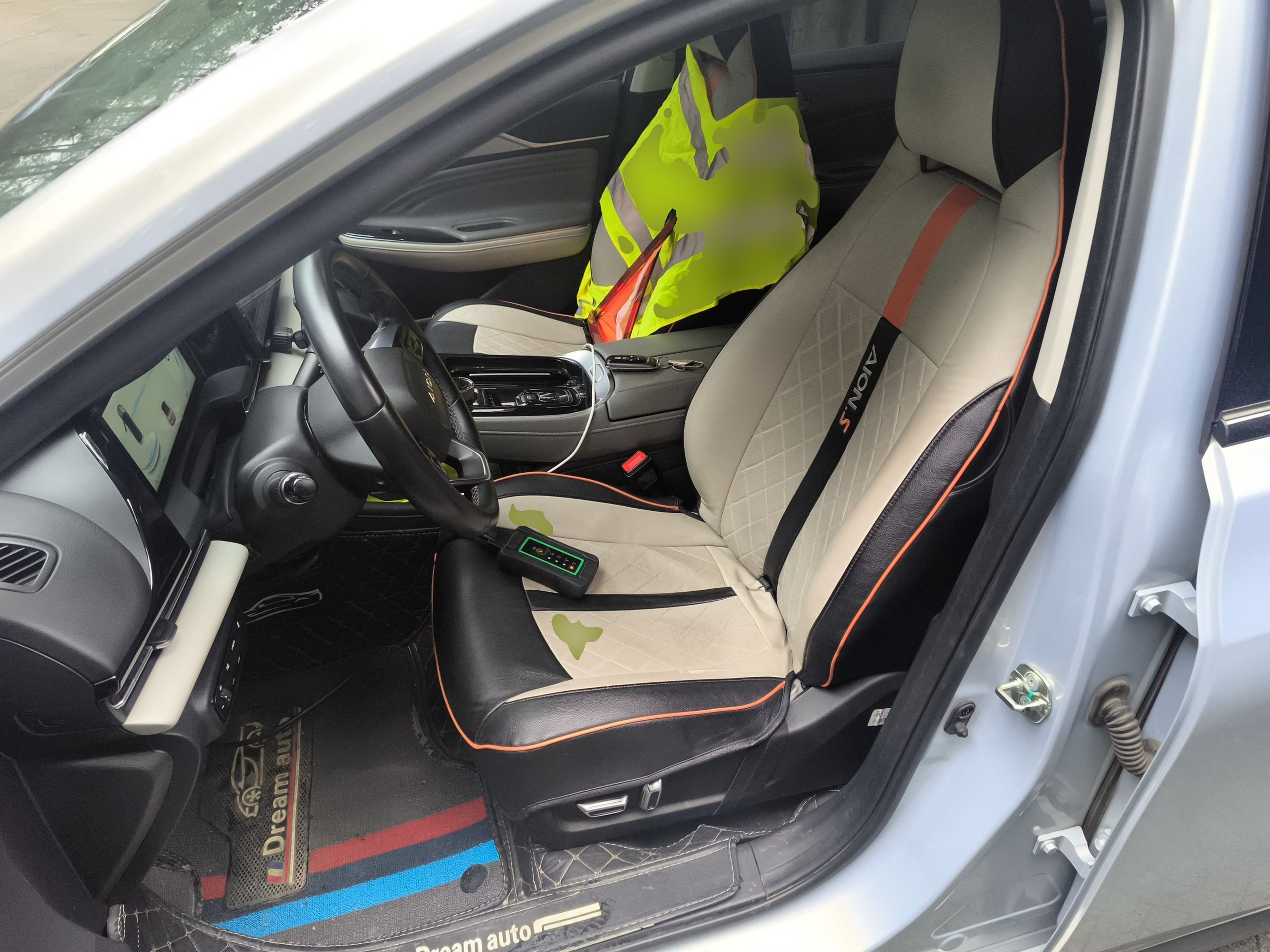 المقاعد الأمامية داخل السيارة