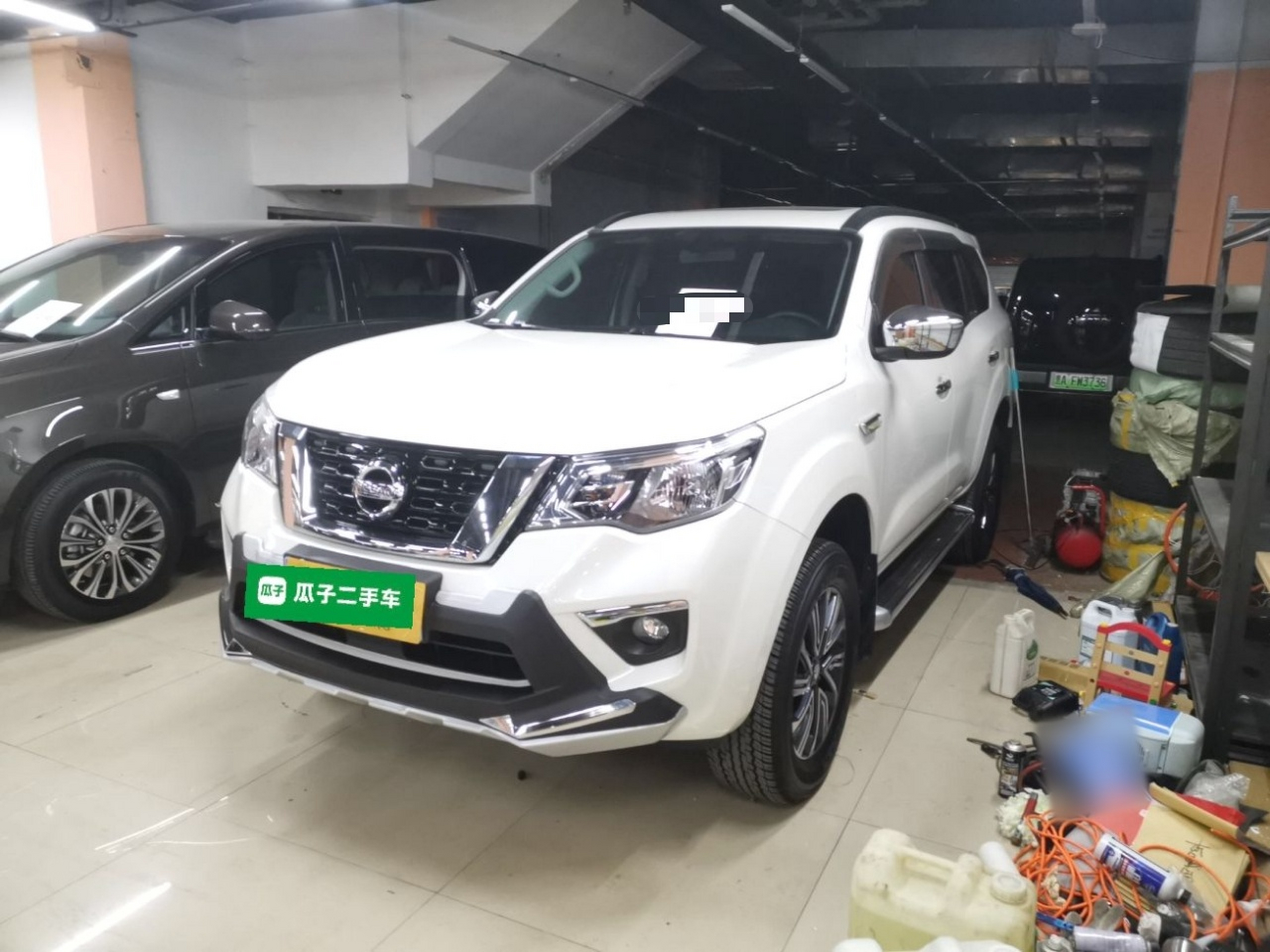 تحت مقدمة السيارة