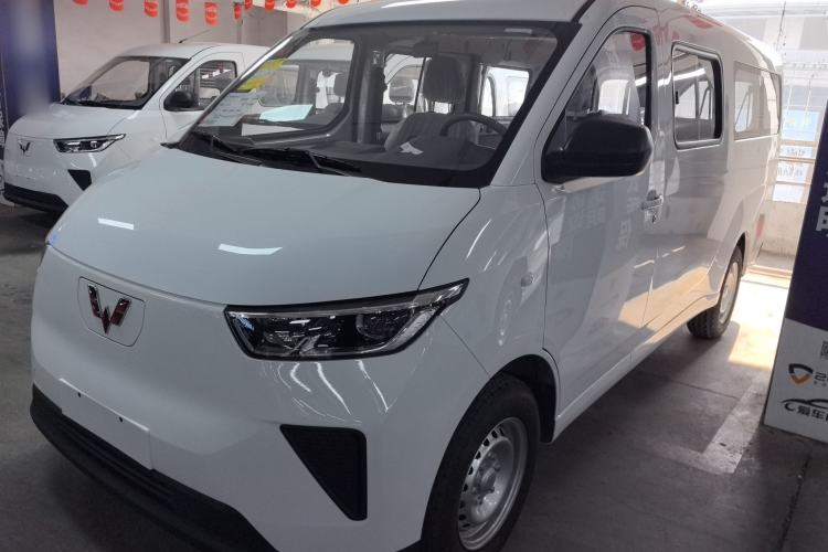 Used Wuling Yangguang 2024 300KM Comfort Version Passenger Van 75kW