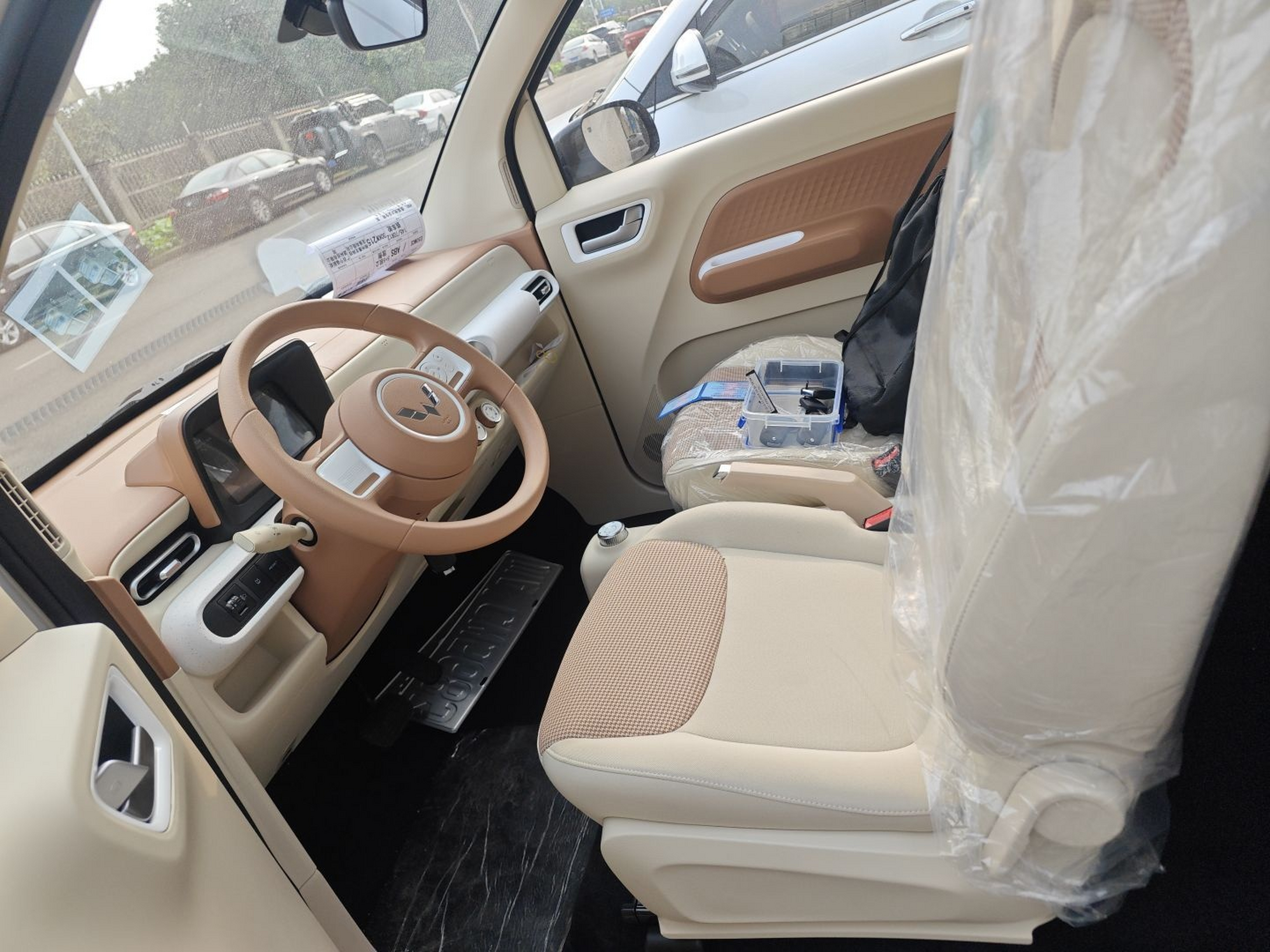 المقاعد الأمامية داخل السيارة