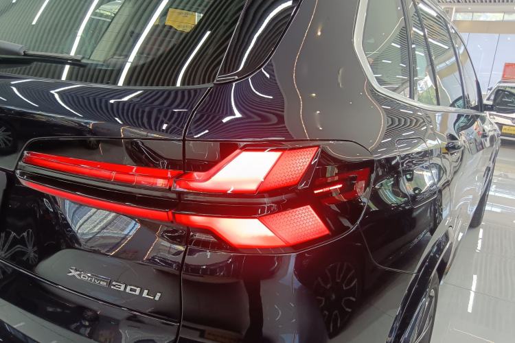 Used BMW X5 2023 xDrive 30Li Luxury M Sport Package
