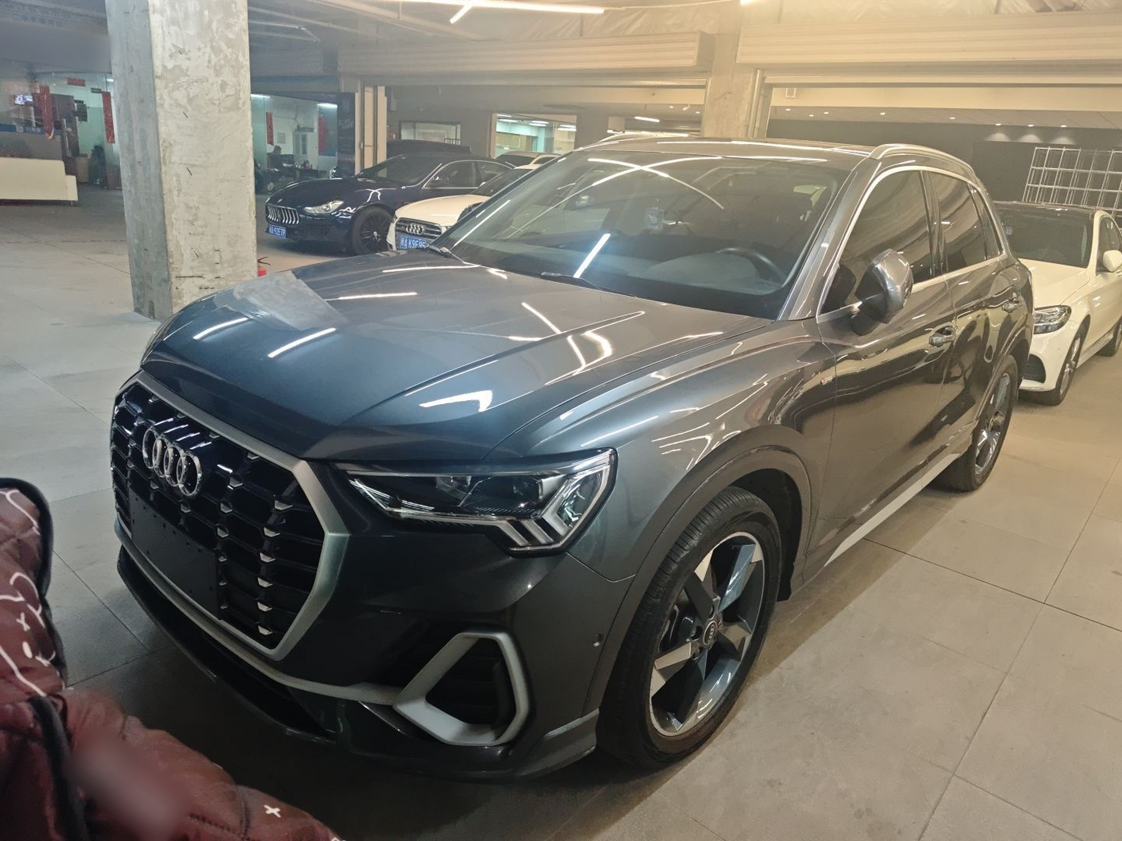 Под передней частью автомобиля