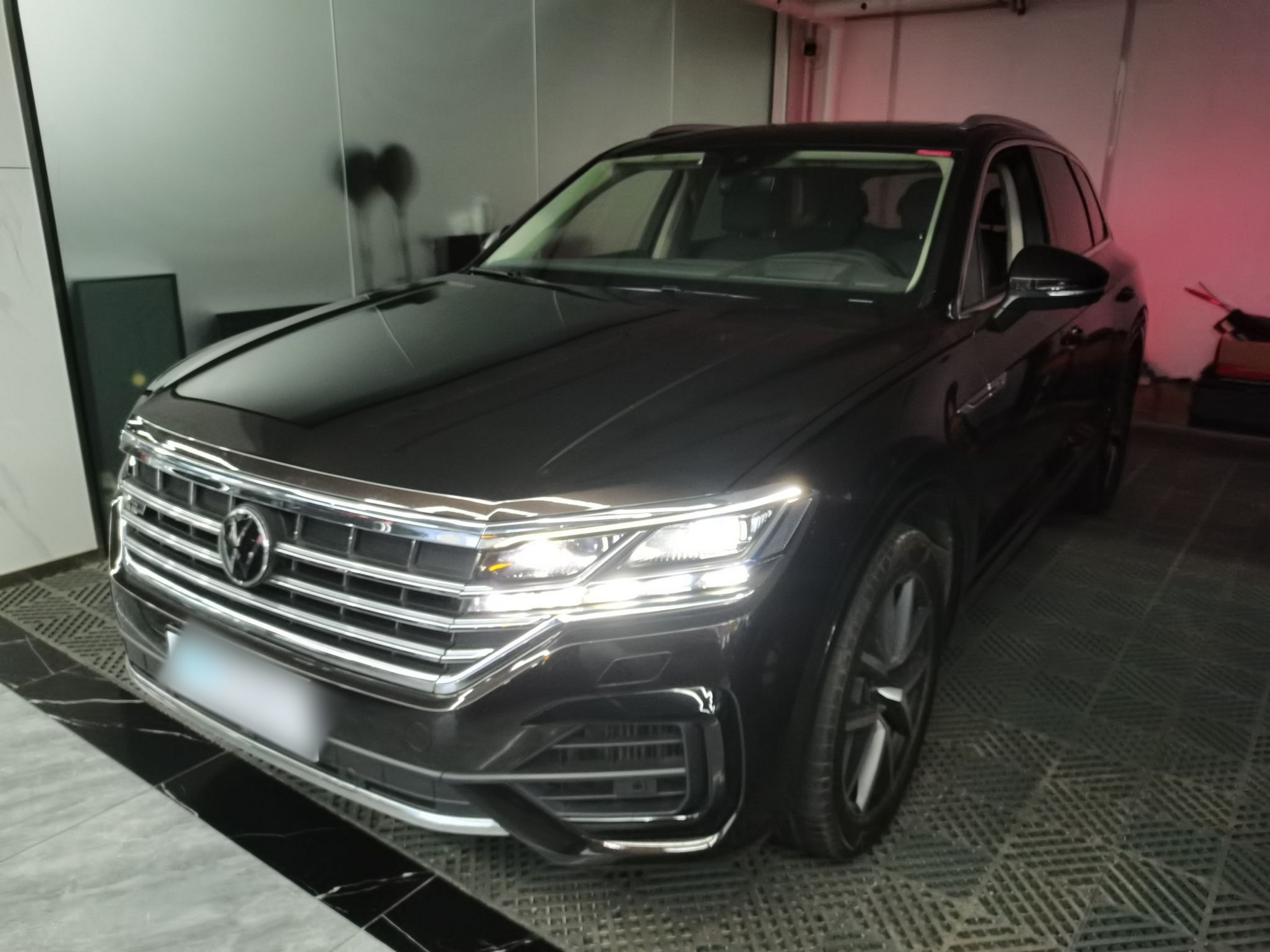 تحت مقدمة السيارة