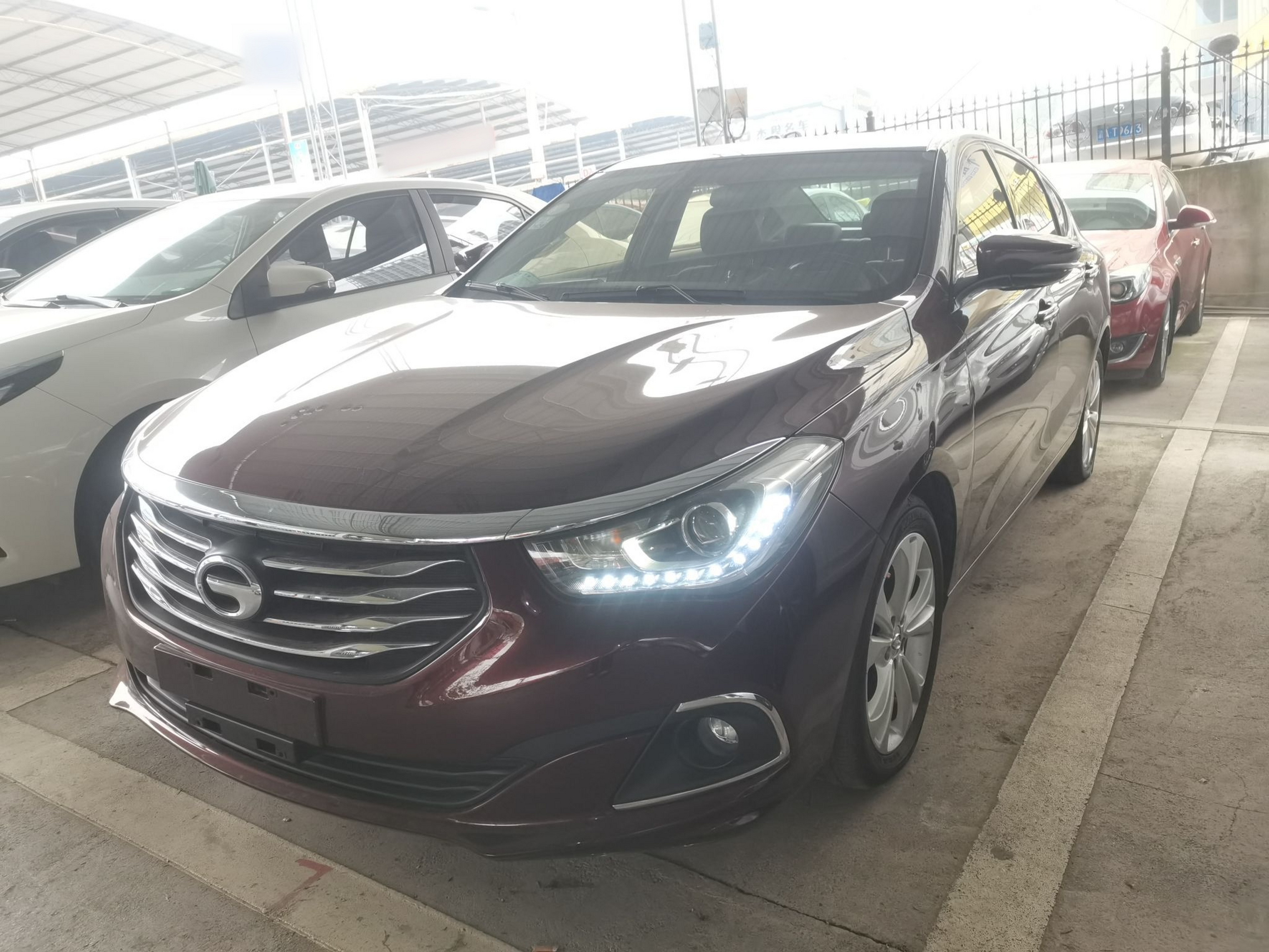 تحت مقدمة السيارة