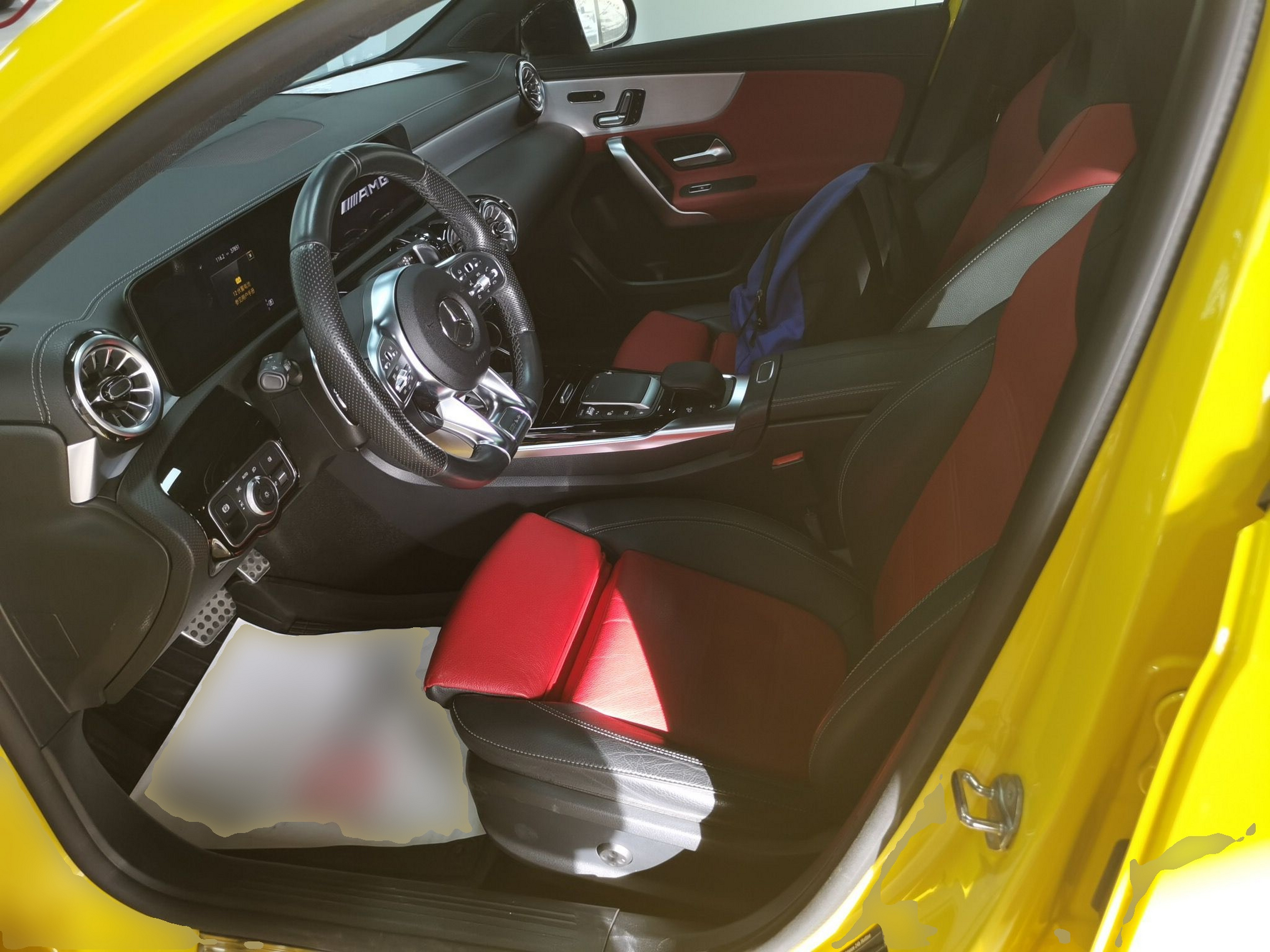 المقاعد الأمامية داخل السيارة