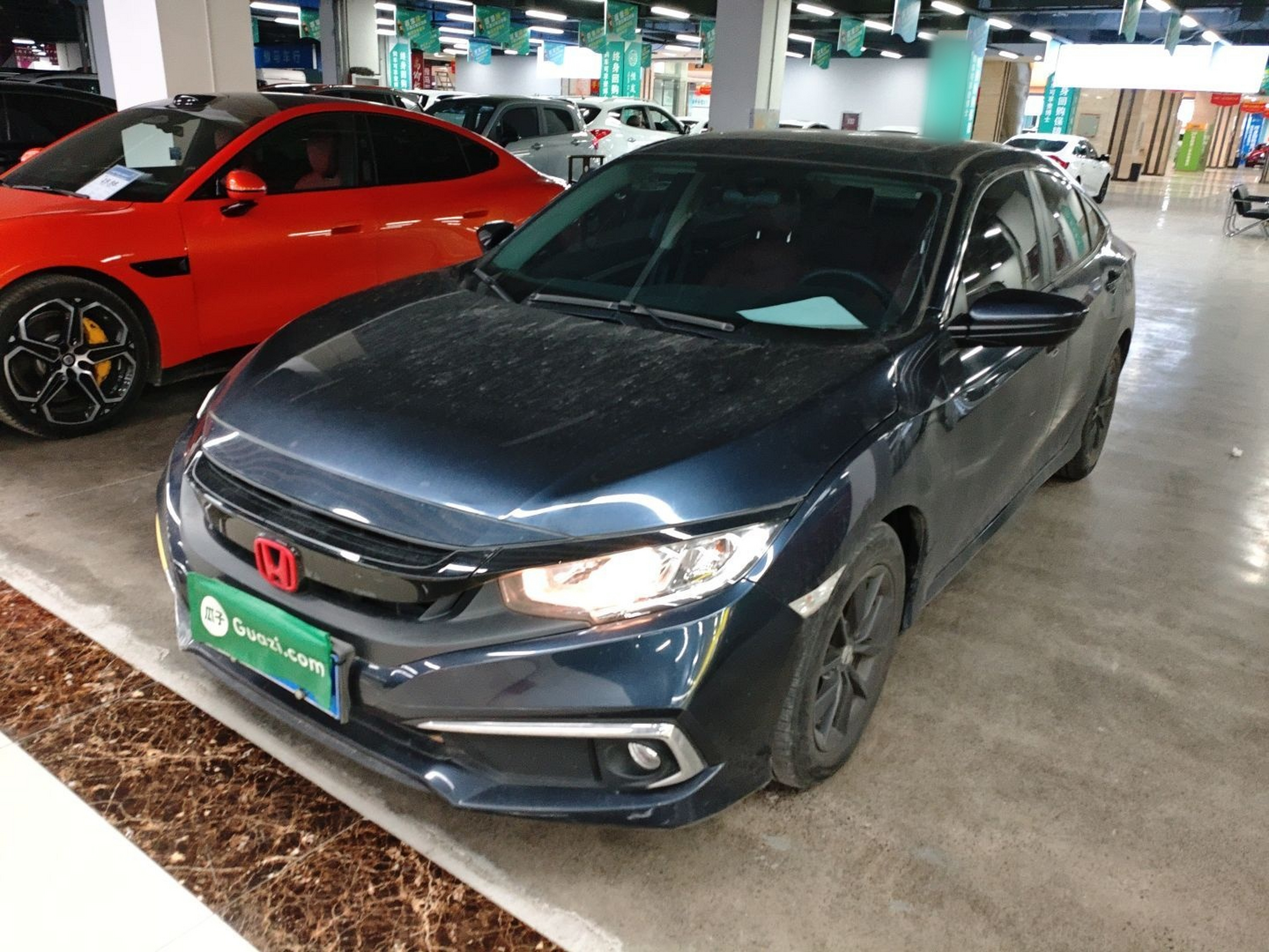 تحت مقدمة السيارة