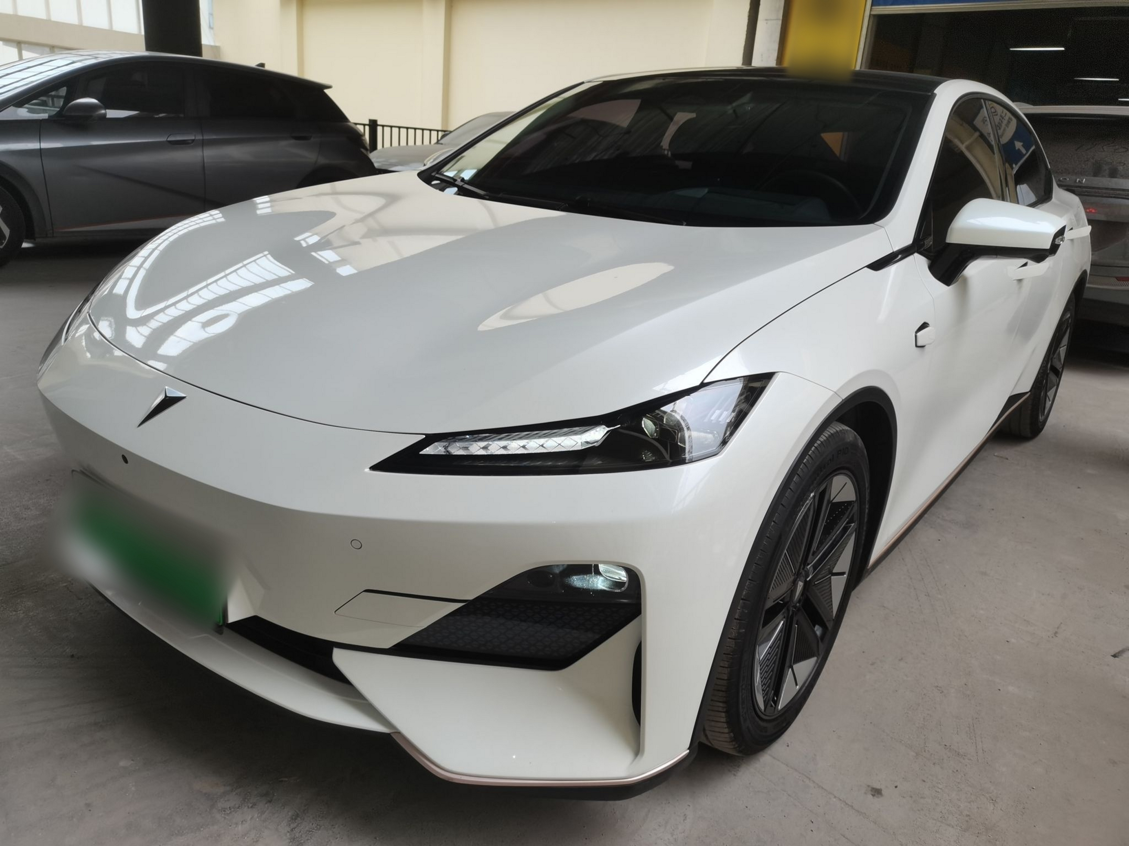 تحت مقدمة السيارة