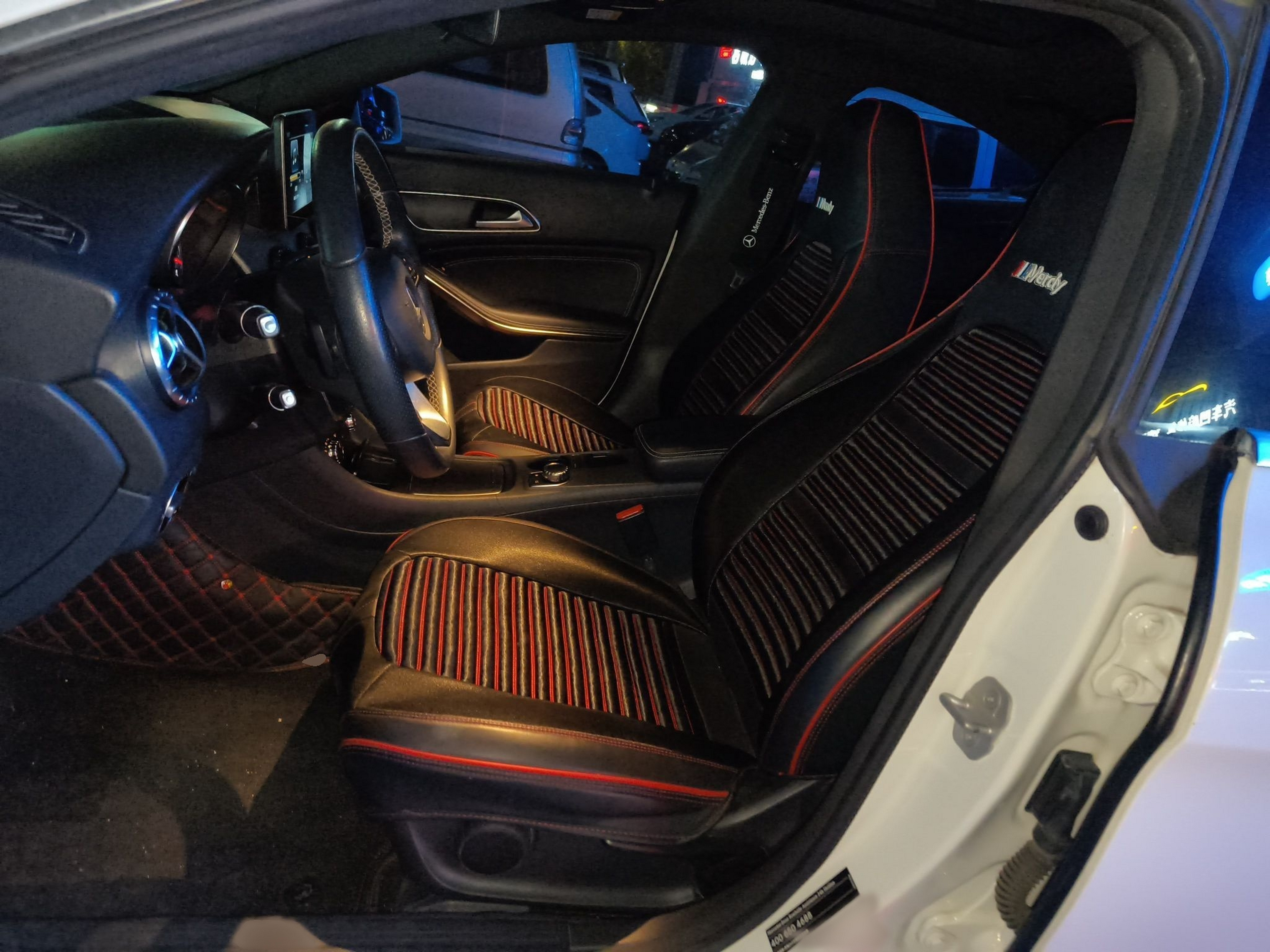 المقاعد الأمامية داخل السيارة