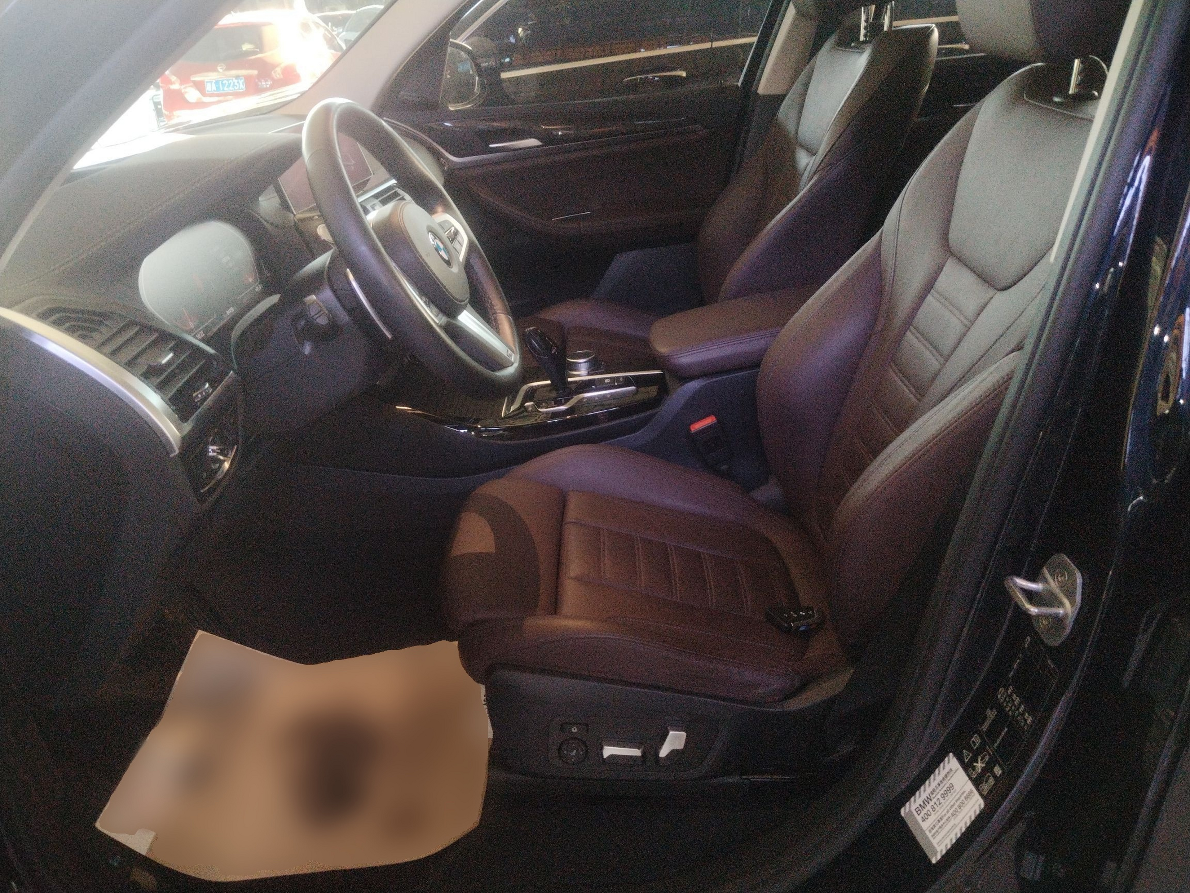 المقاعد الأمامية داخل السيارة