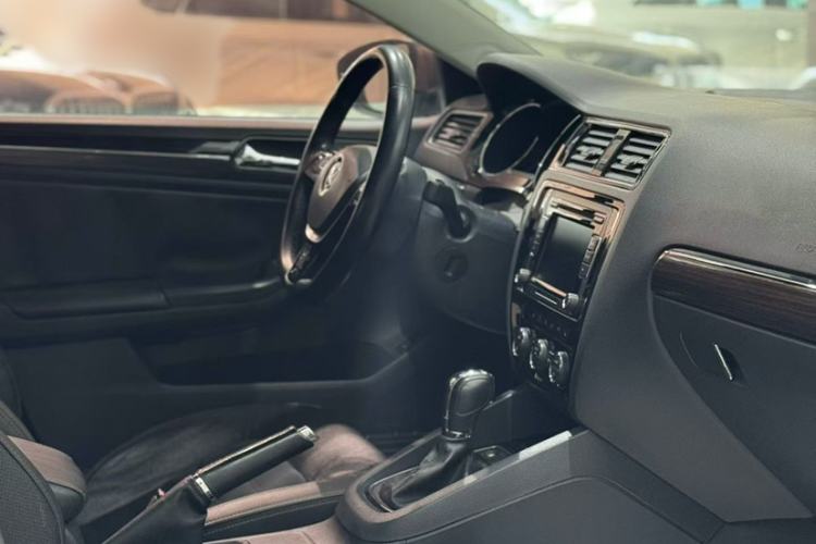 Used Volkswagen Sagitar 2015 230TSI Automatic Luxury Model
