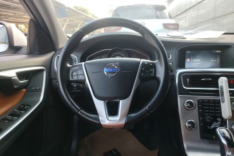 Used Volvo S60 2015 S60L 2.0T Zhiyuan Edition
