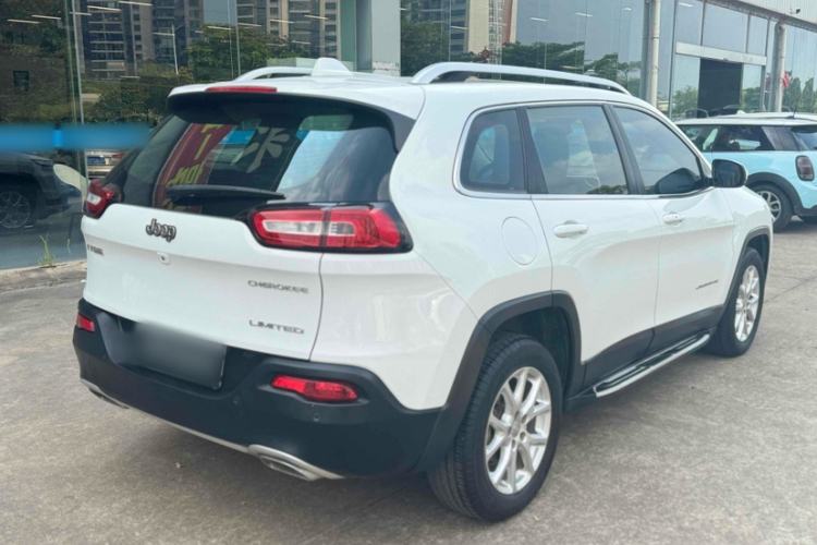 Used  Cherokee 2017 2.4L Leading Smart Edition
