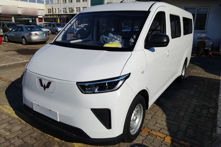 Used Wuling Yangguang 2024 300KM Comfort Version Passenger Van 75kW