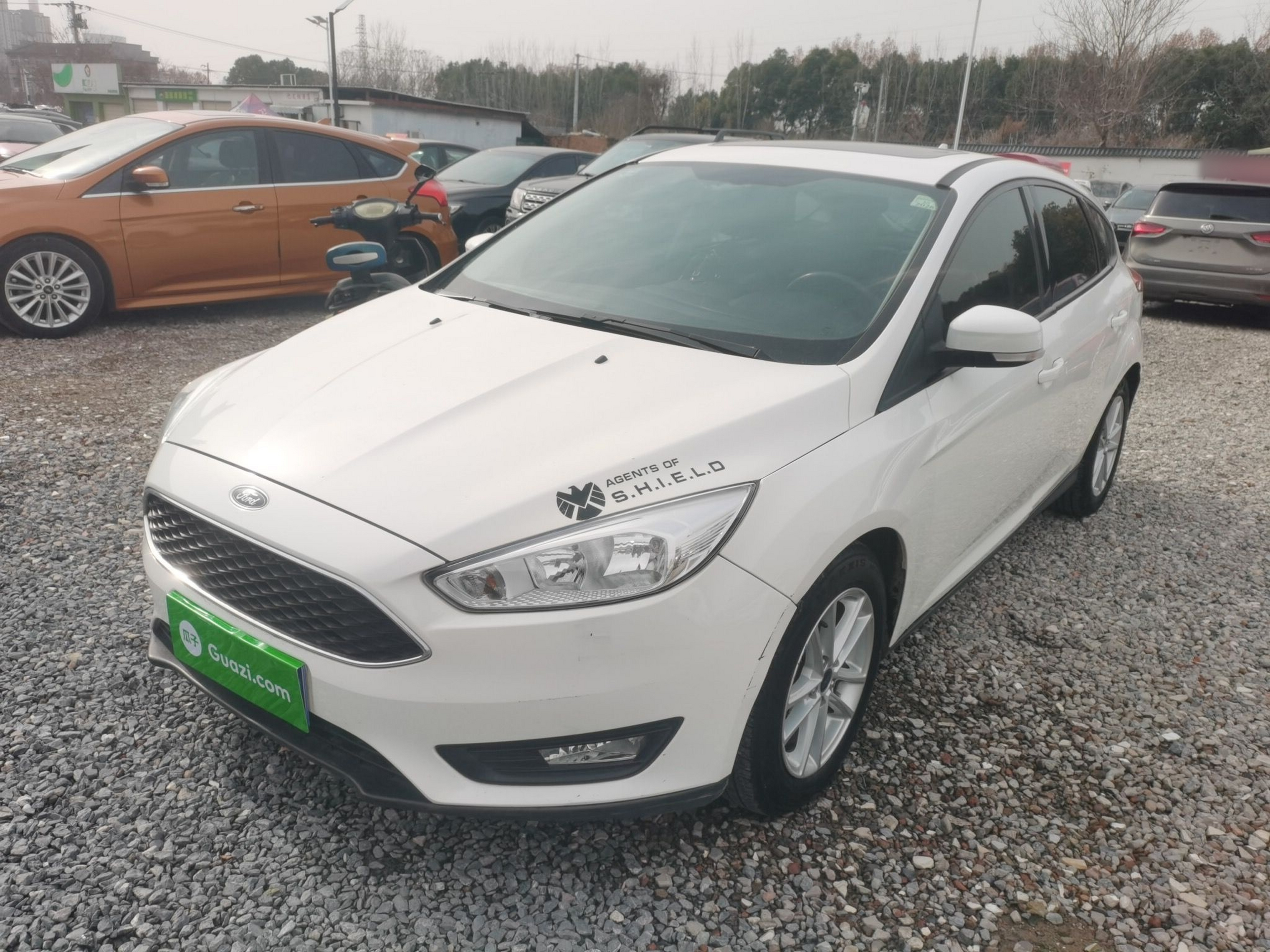 Под передней частью автомобиля