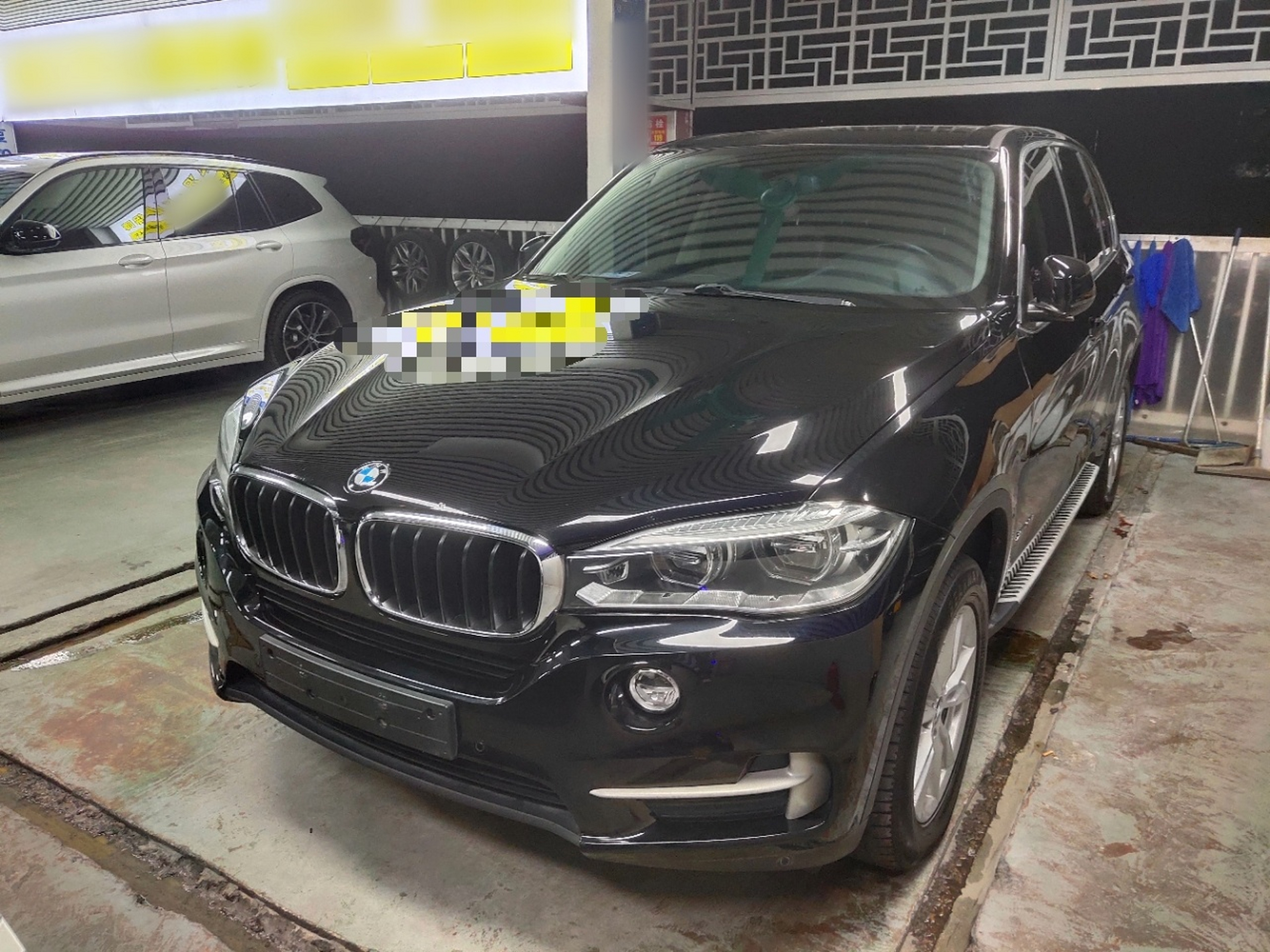 تحت مقدمة السيارة