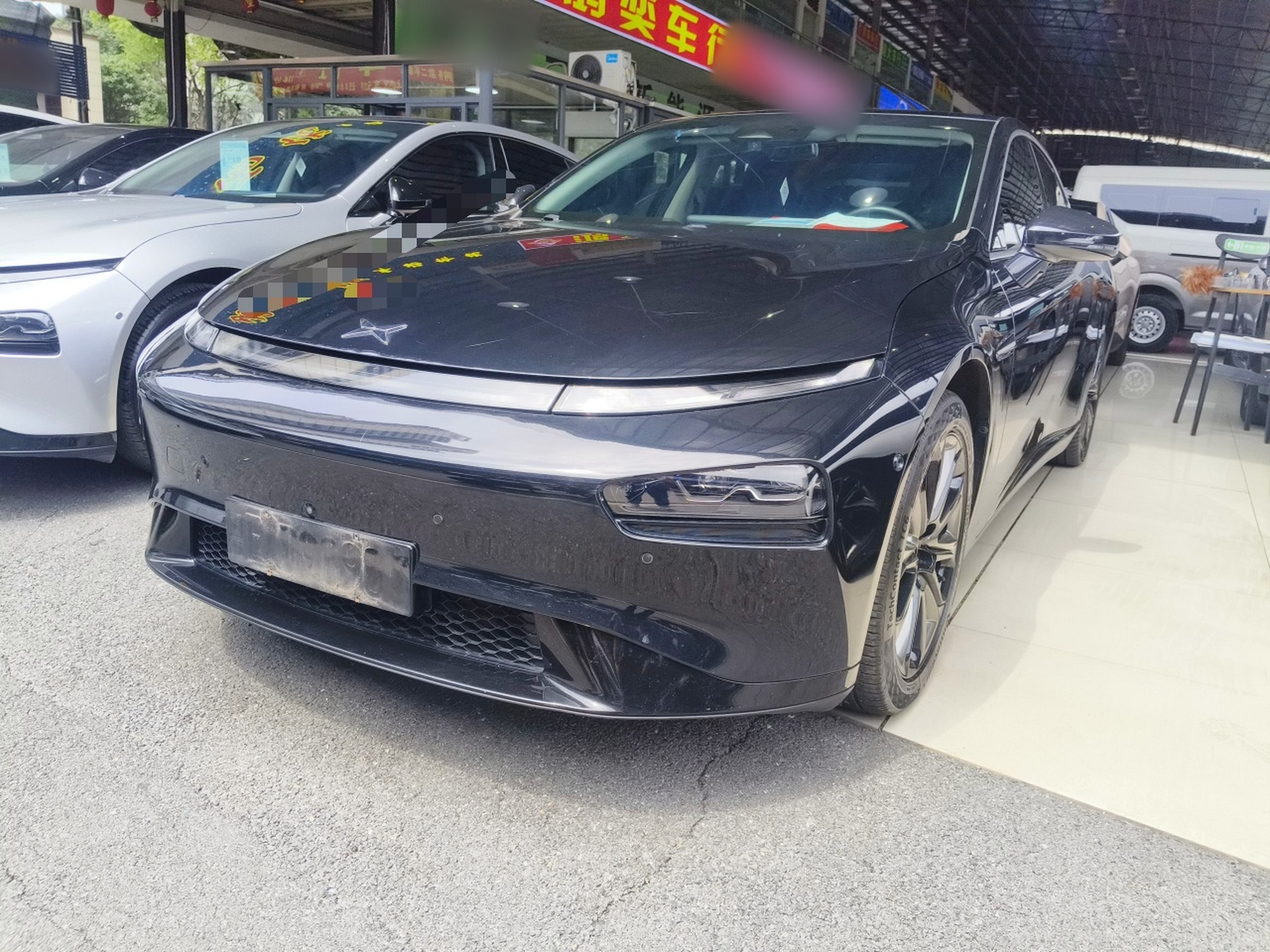 Под передней частью автомобиля