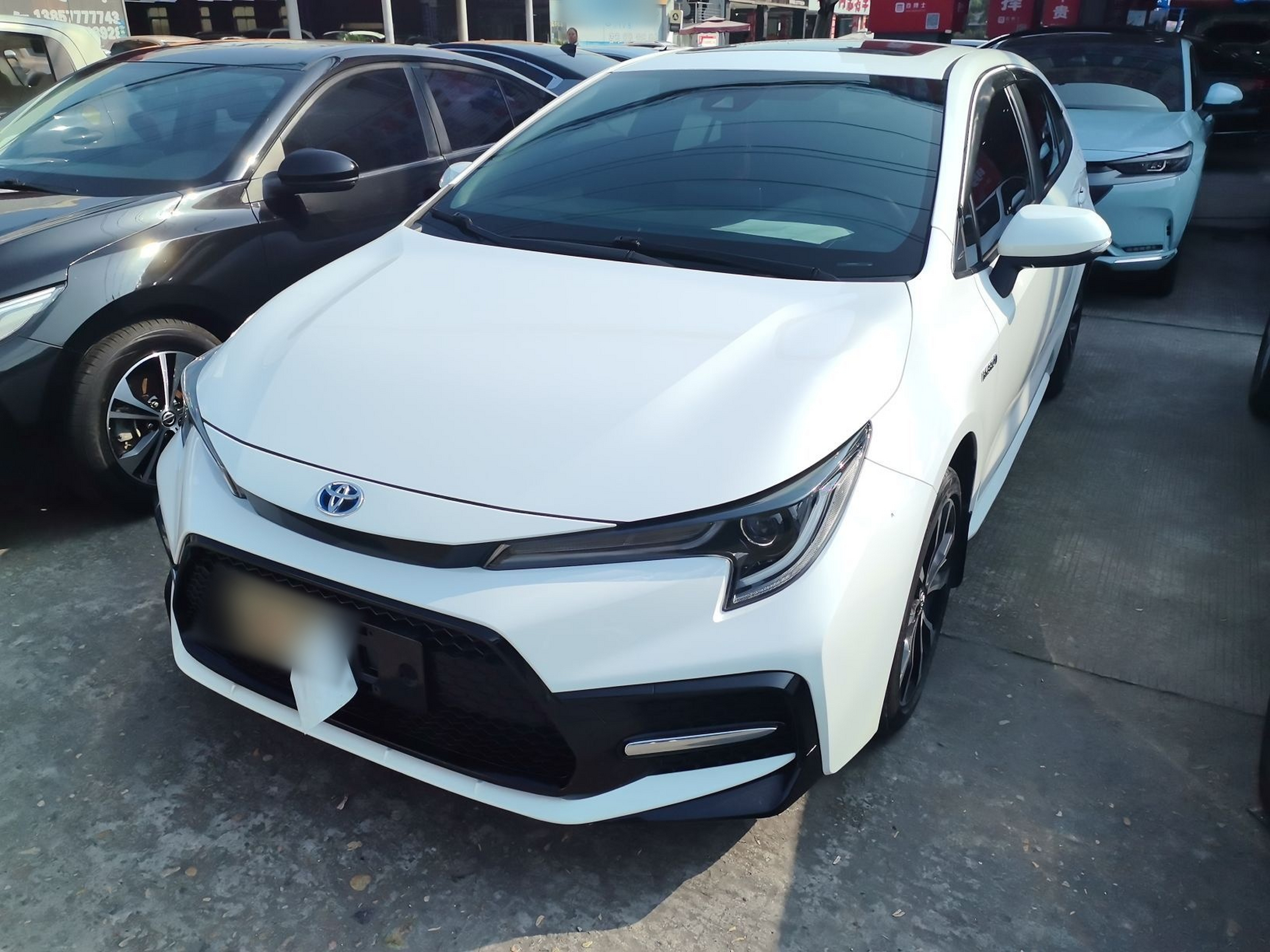 تحت مقدمة السيارة