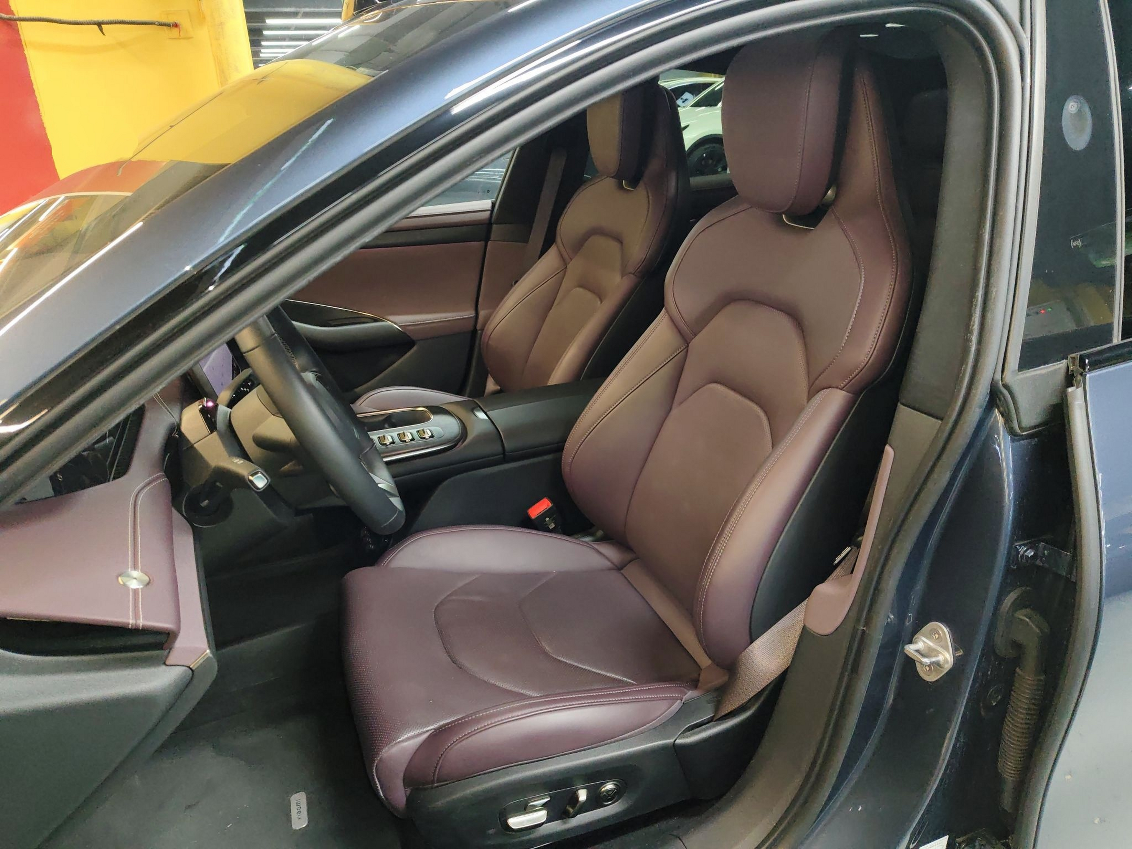 المقاعد الأمامية داخل السيارة