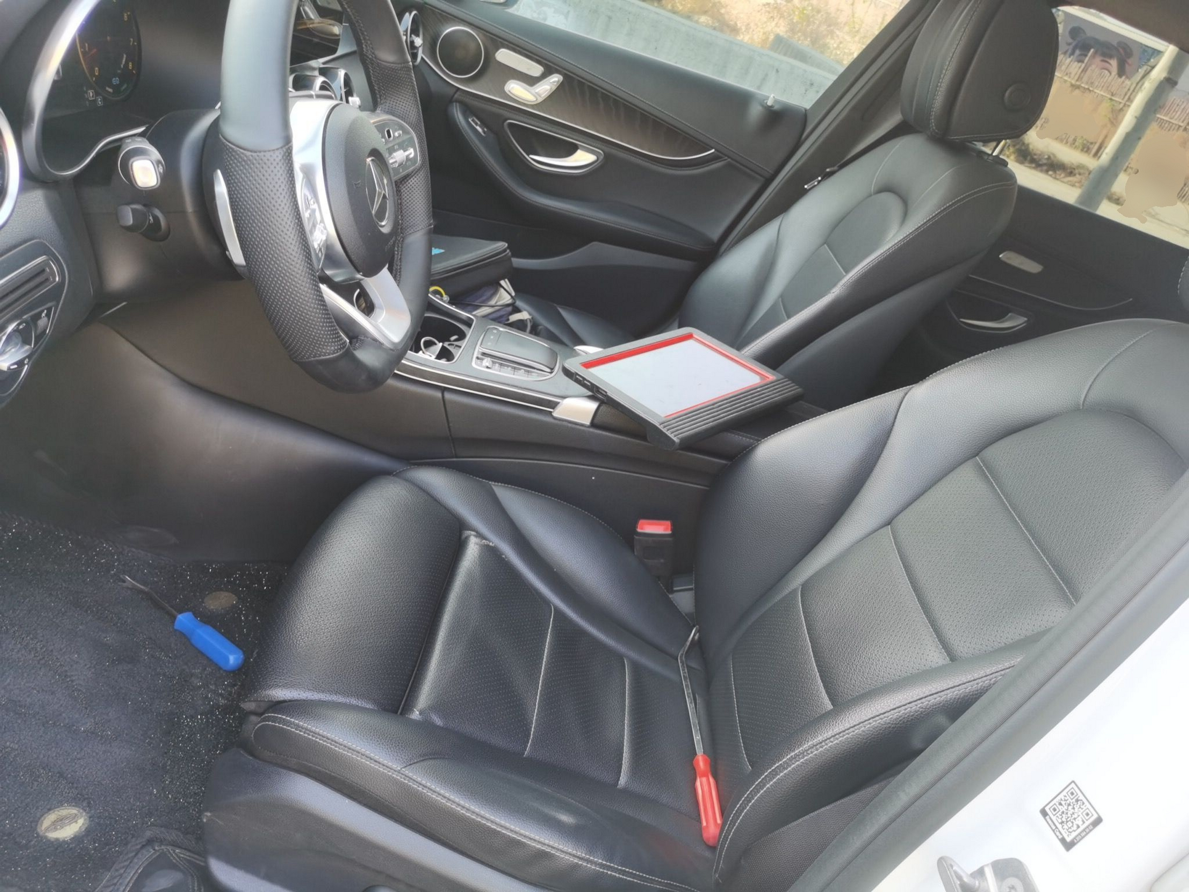 المقاعد الأمامية داخل السيارة