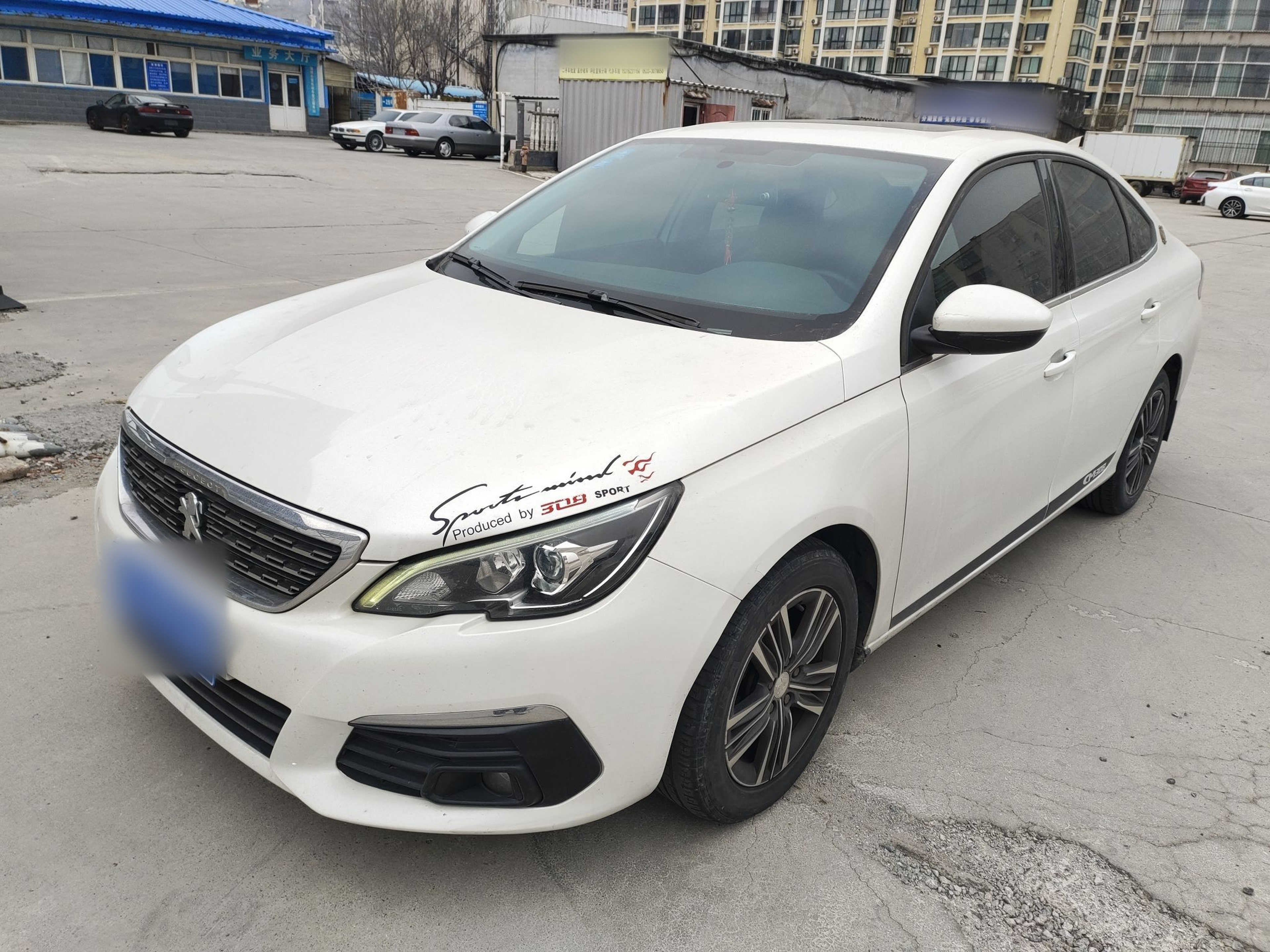 تحت مقدمة السيارة