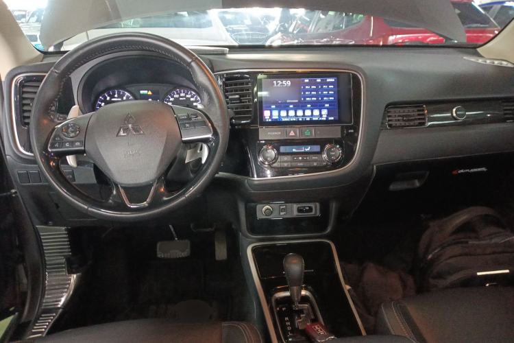 Used Mitsubishi Outlander 2019 2.4L 4x4 Zhi Xiang Edition 7 Seats China V Emission Standard
