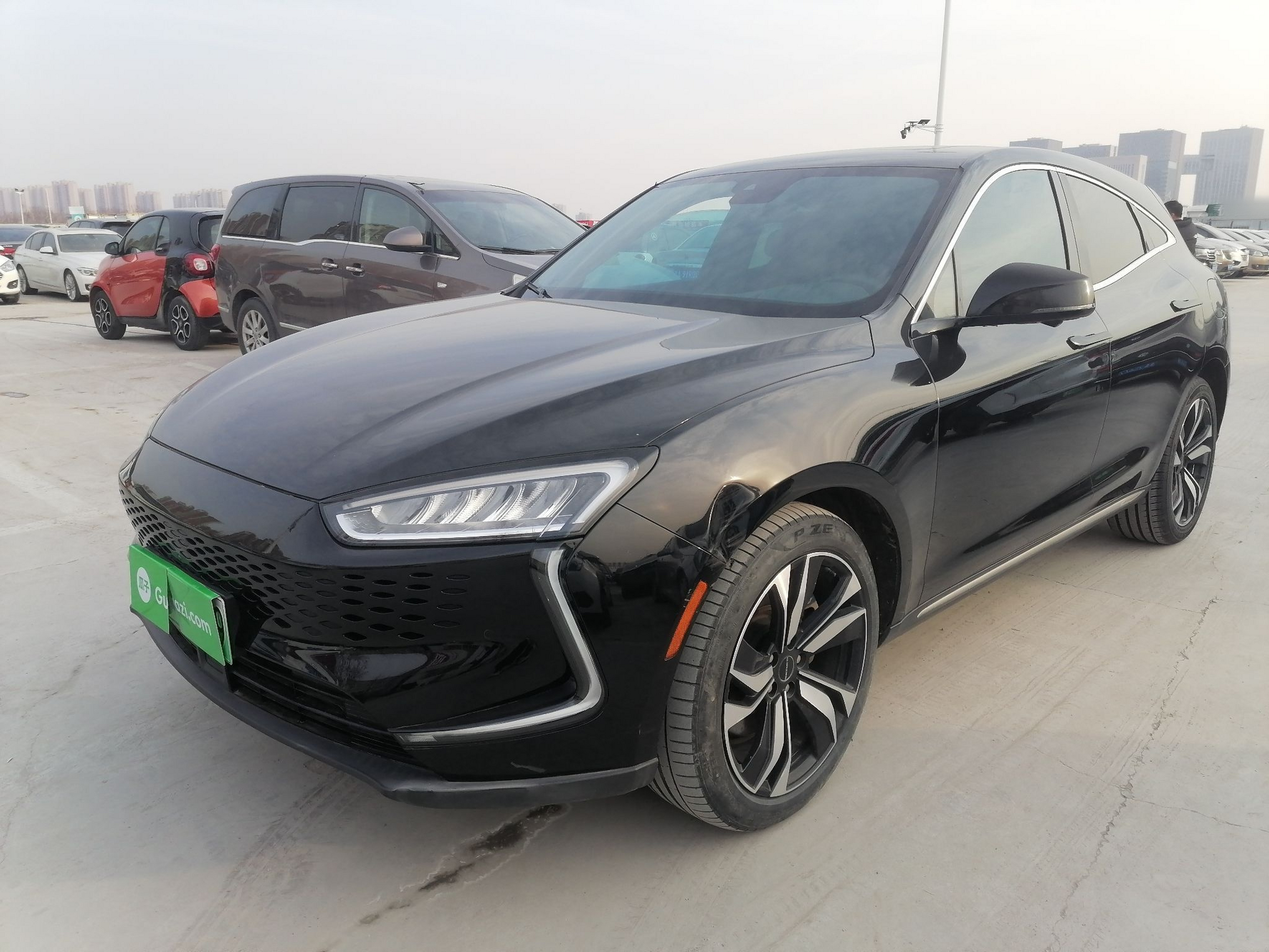 Под передней частью автомобиля