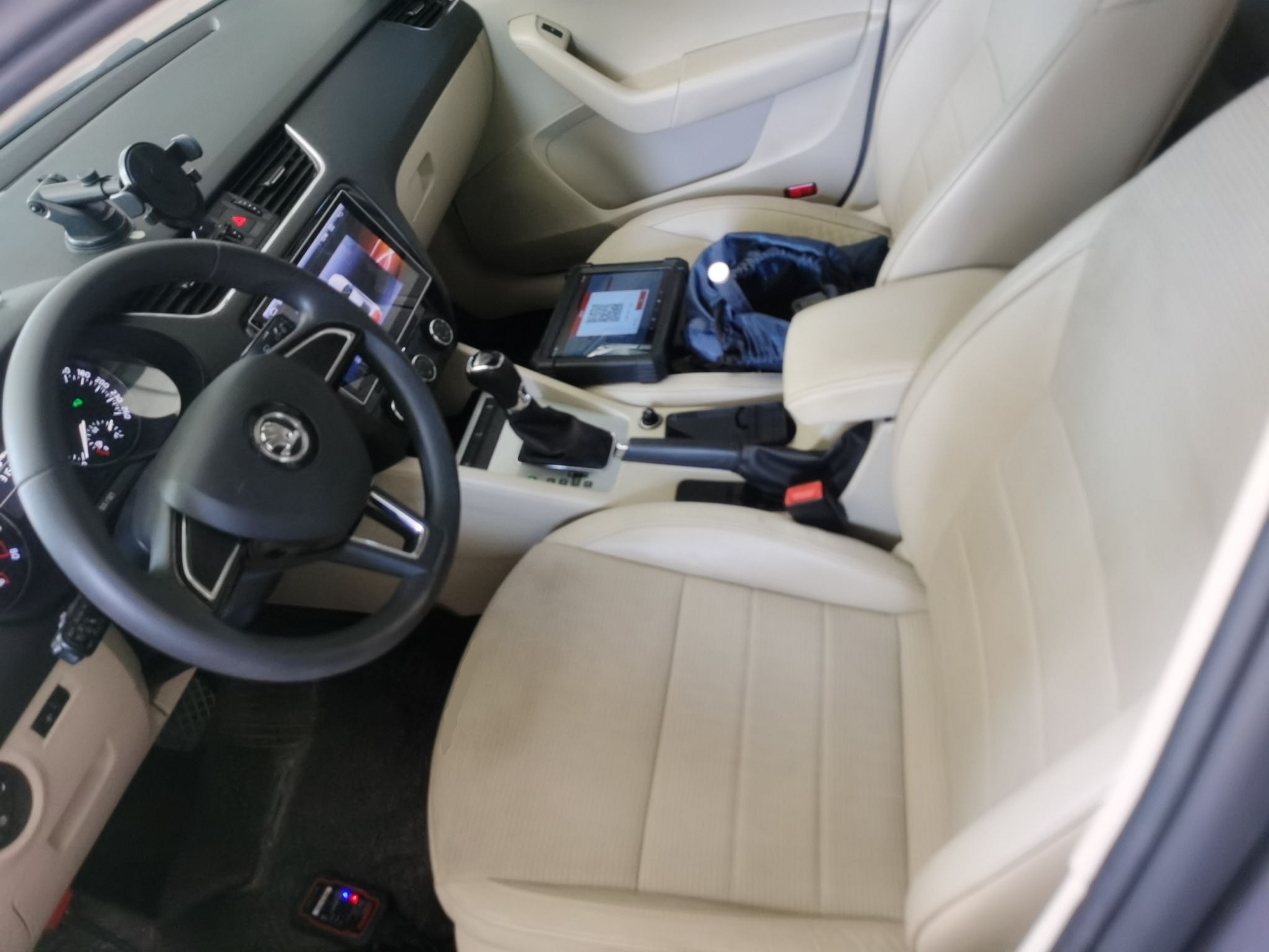 المقاعد الأمامية داخل السيارة