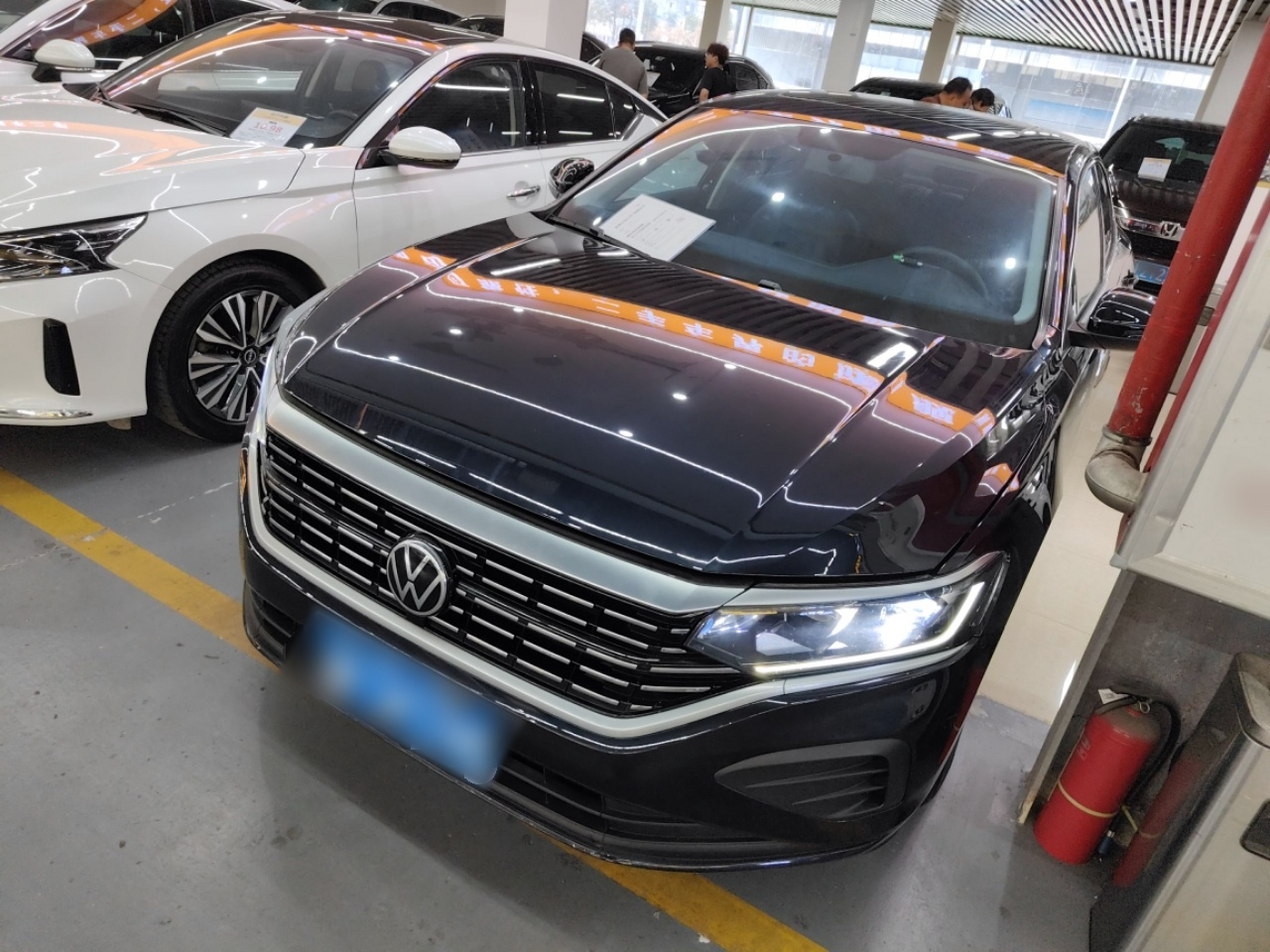 تحت مقدمة السيارة