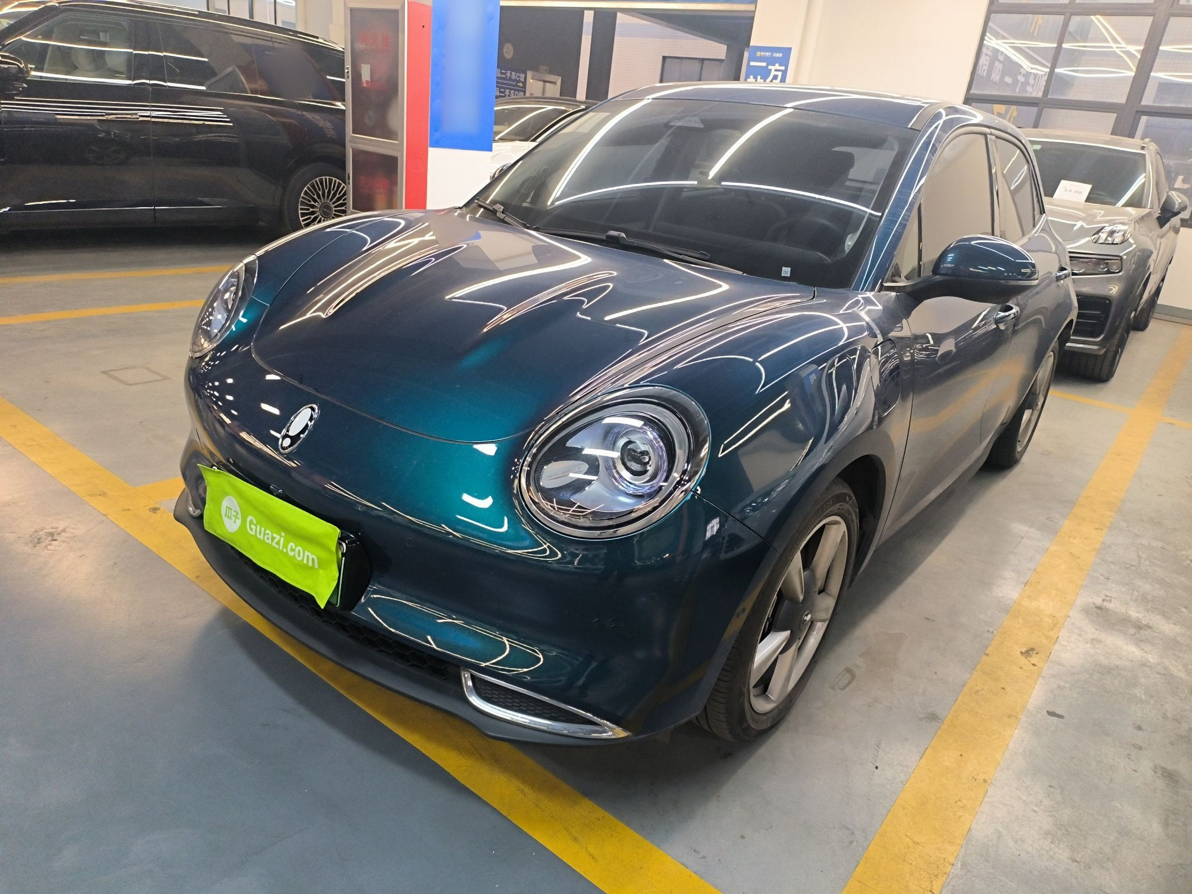 تحت مقدمة السيارة