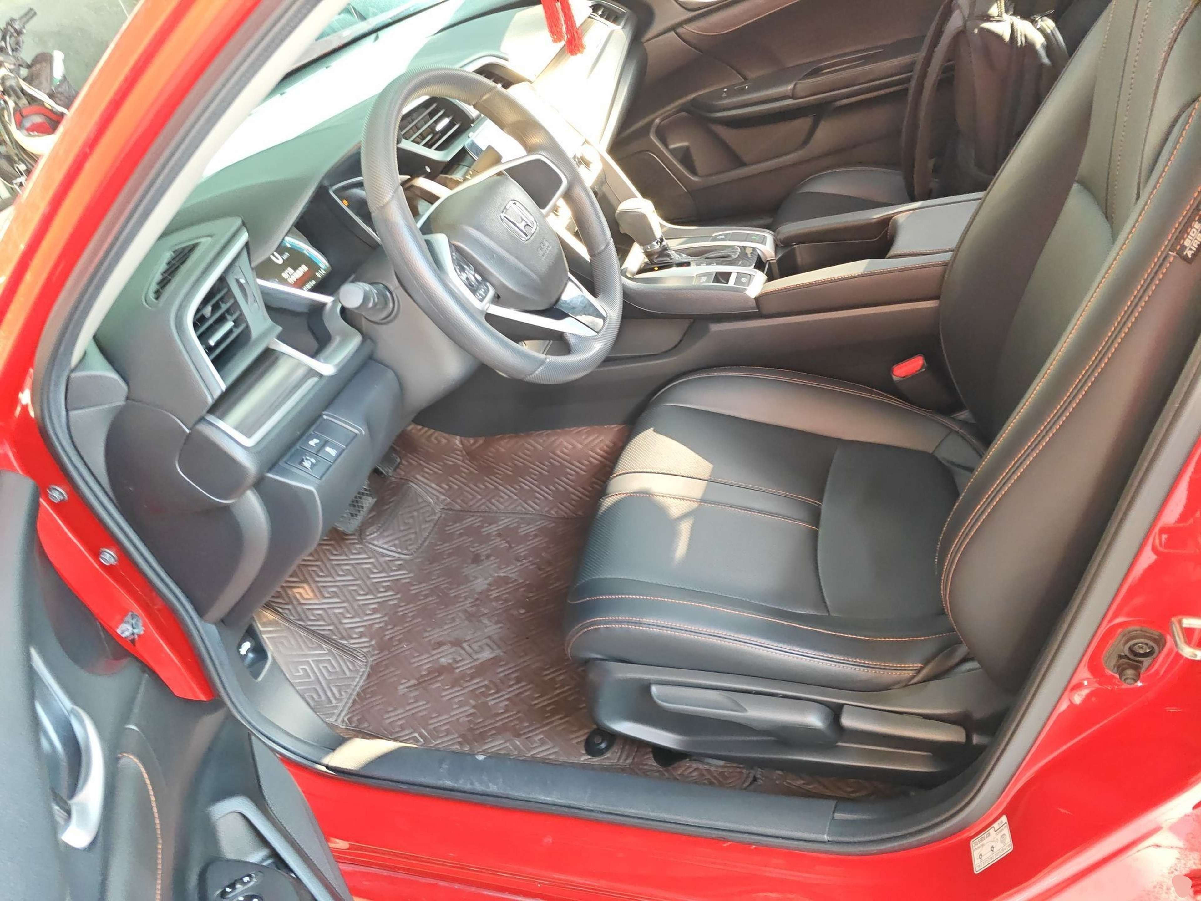 Переднее сиденье в автомобиле