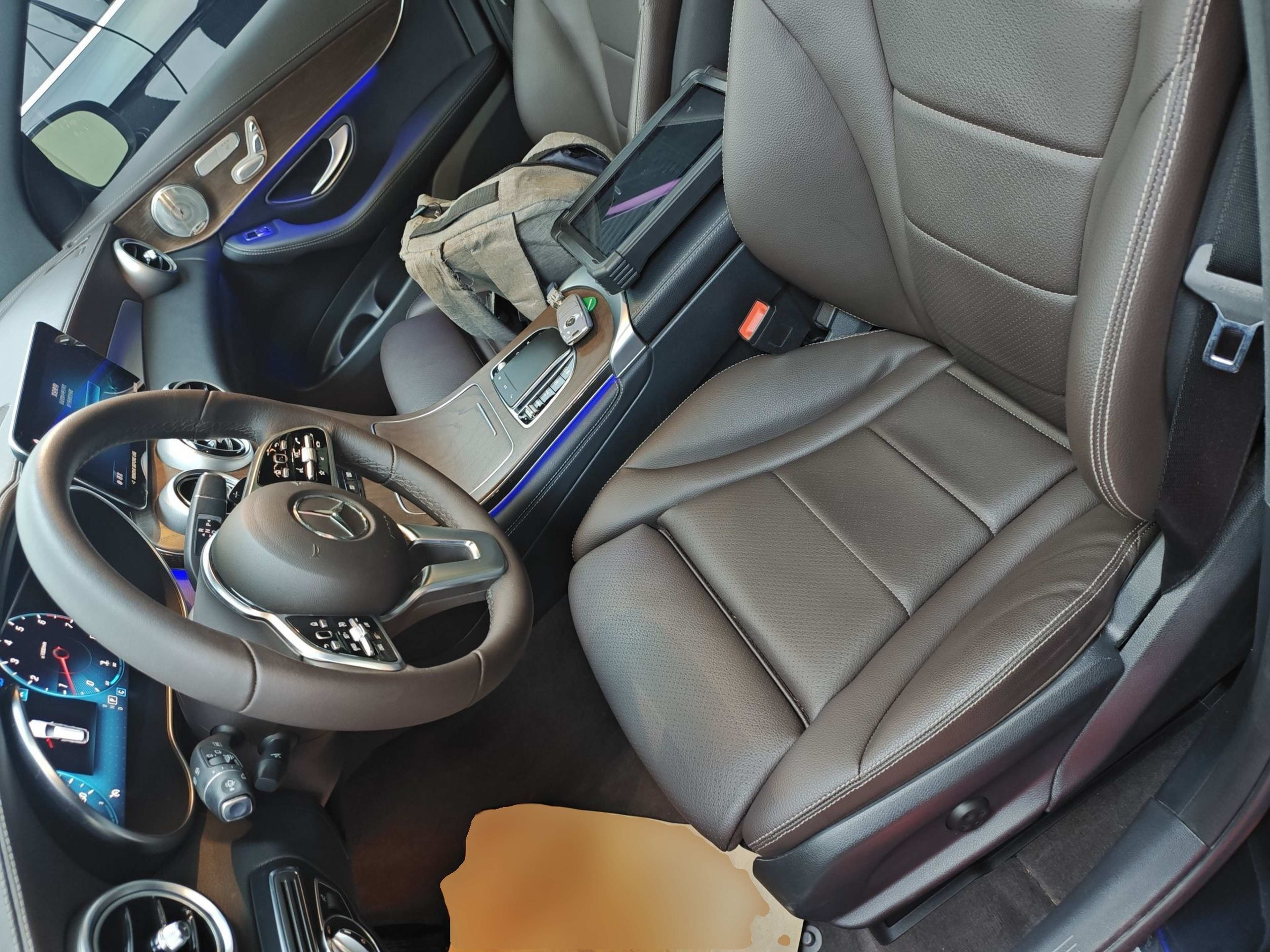 المقاعد الأمامية داخل السيارة