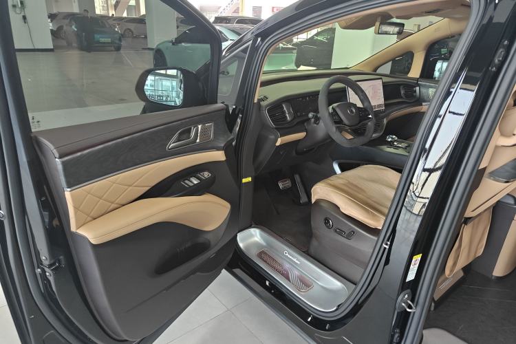 Used Denza D9 2025 DM-i Intelligent Drive 1020 Four-Wheel Drive Prestige Model
