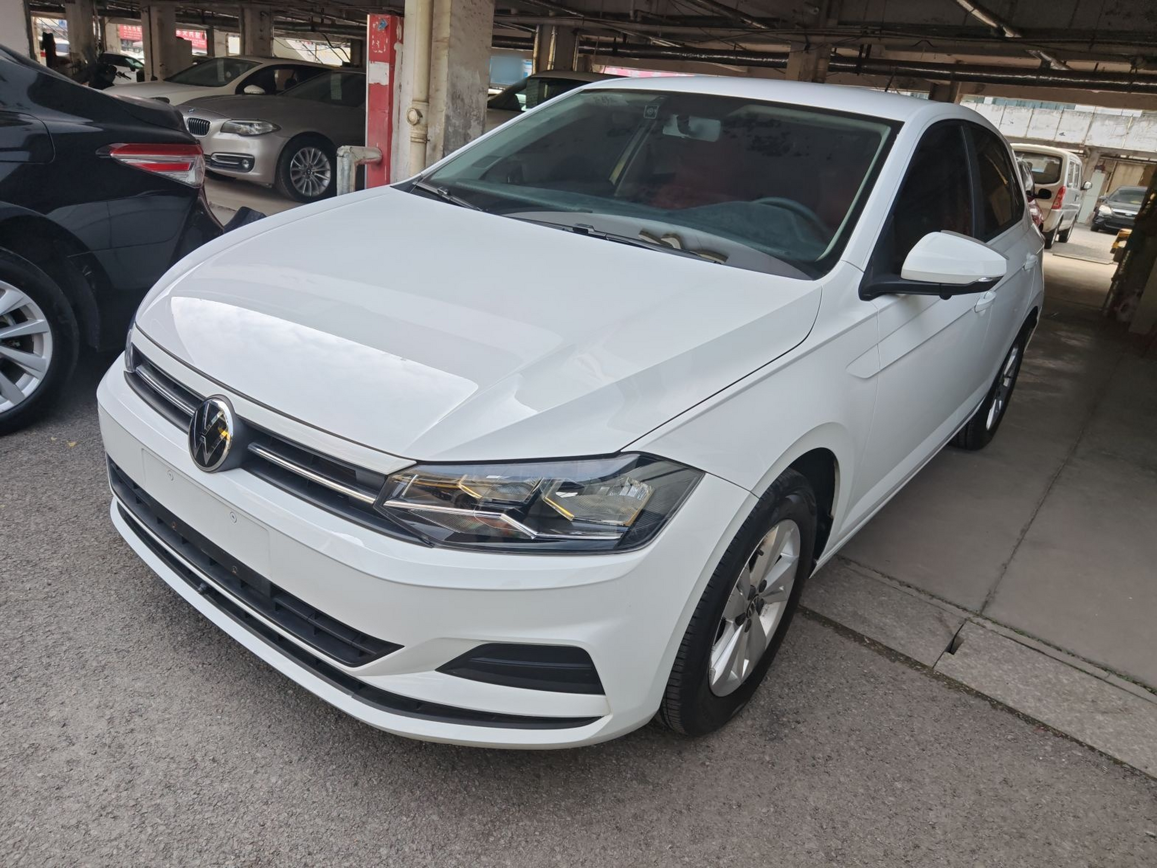 Под передней частью автомобиля