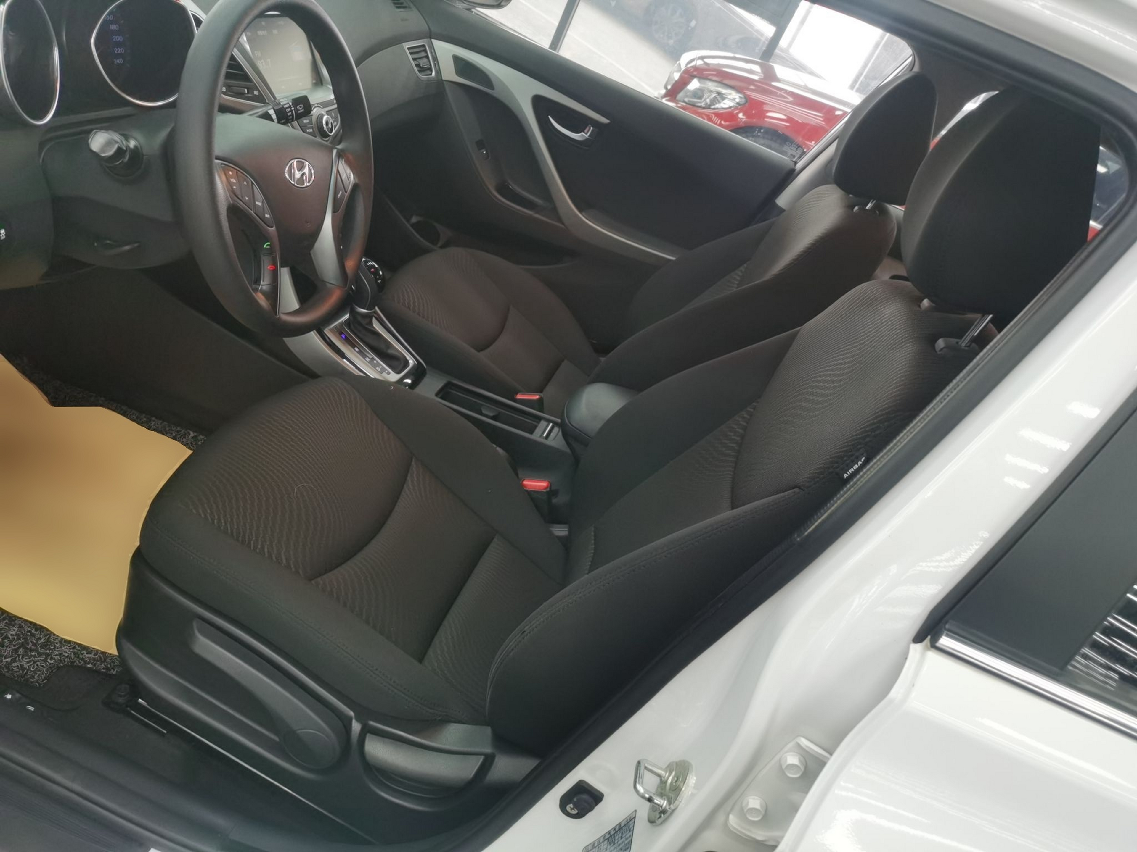 Переднее сиденье в автомобиле