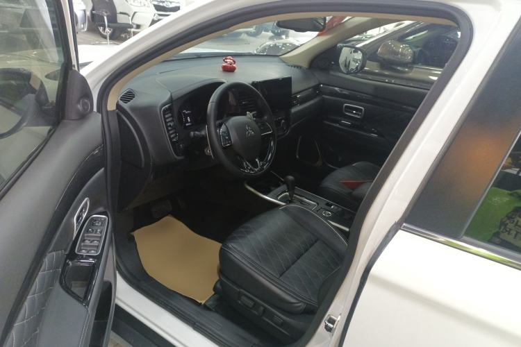 Used Mitsubishi Outlander 2020 2.4L 4x4 Zhi Xiang Edition 5 Seats
