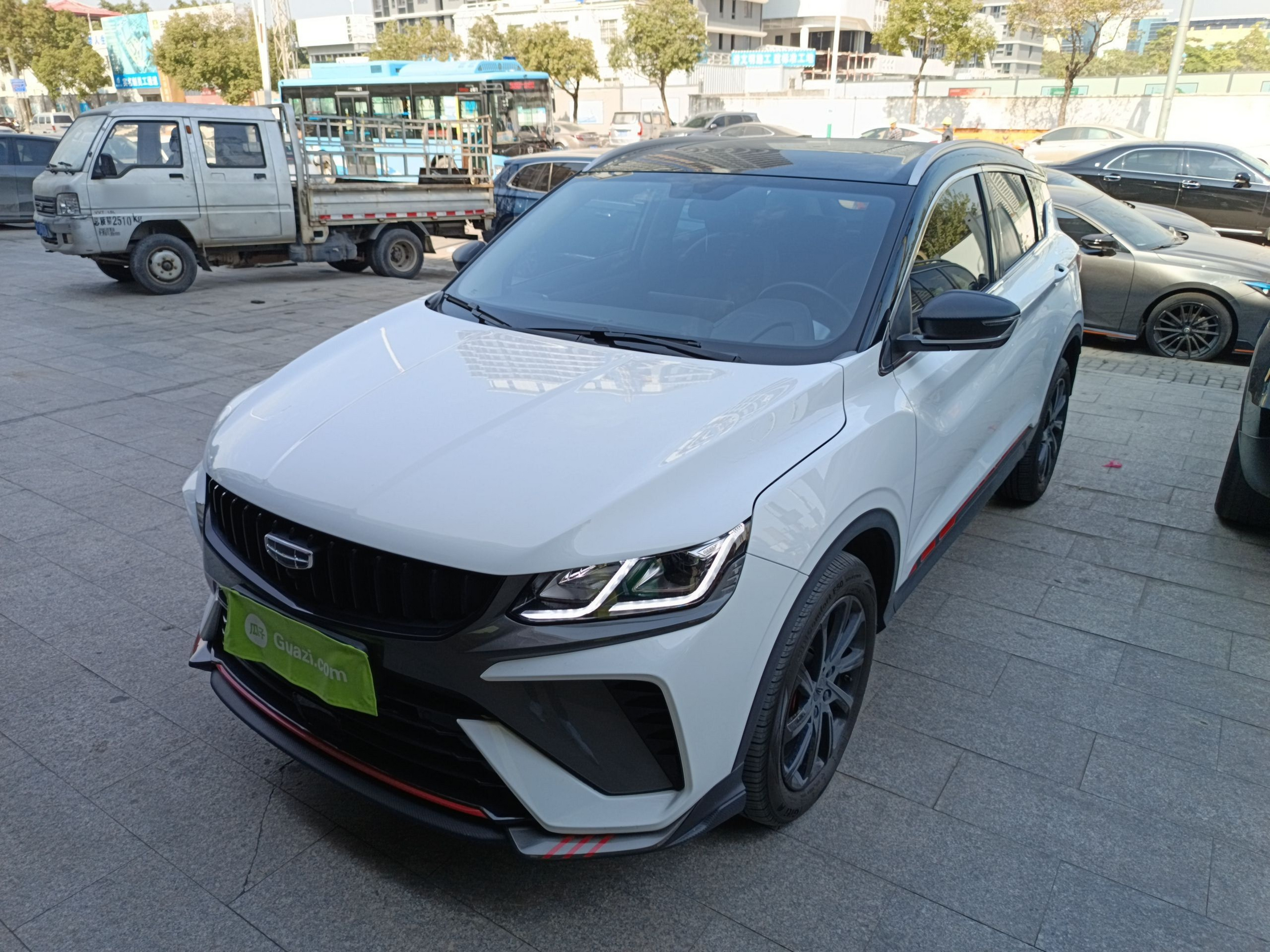 Под передней частью автомобиля