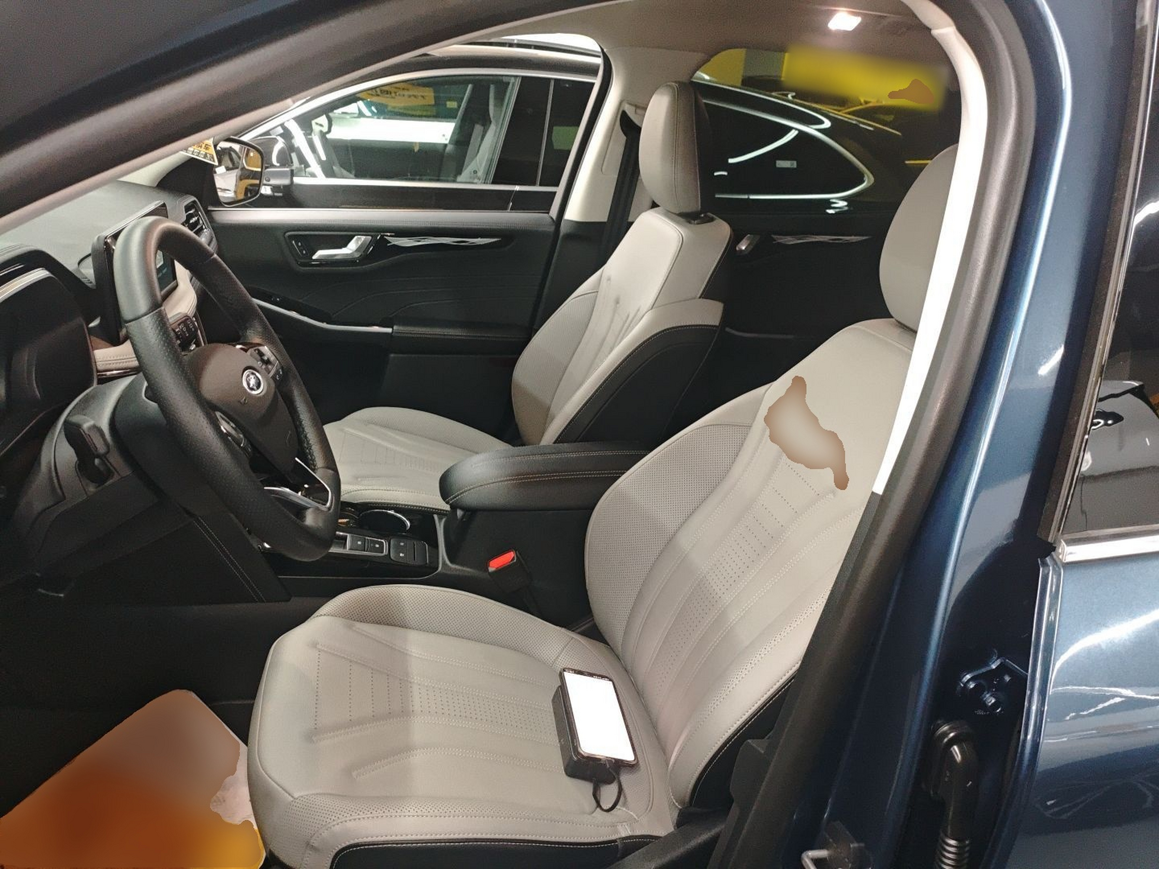 Переднее сиденье в автомобиле