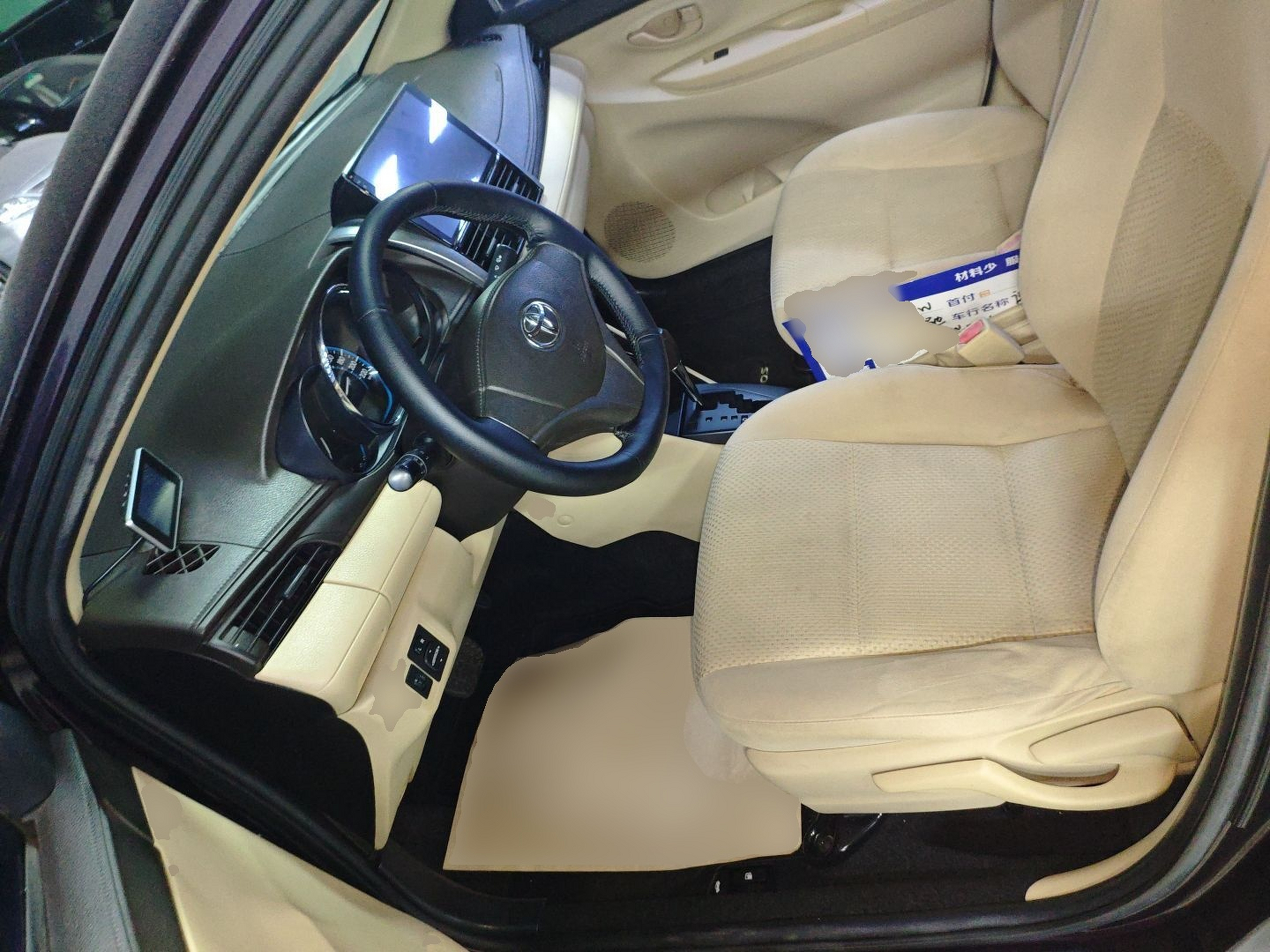 المقاعد الأمامية داخل السيارة