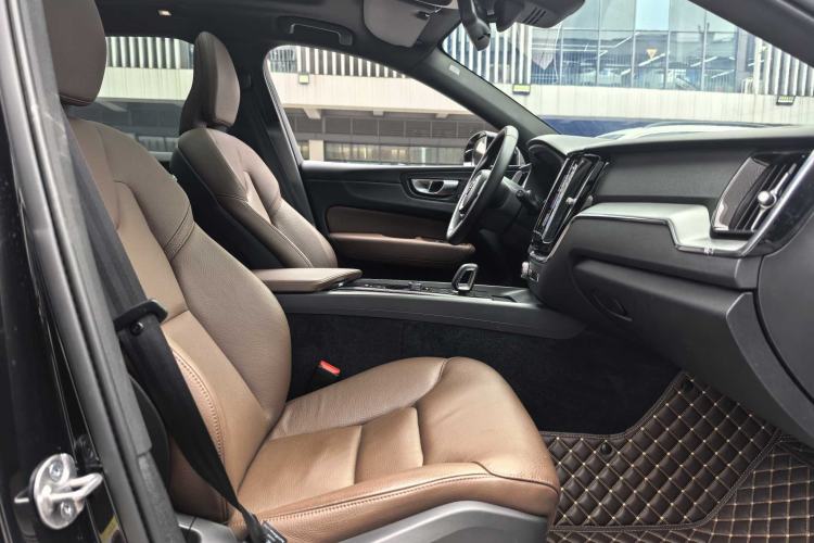 Used Volvo XC60 2025 B5 4x4 Smart Luxury Edition