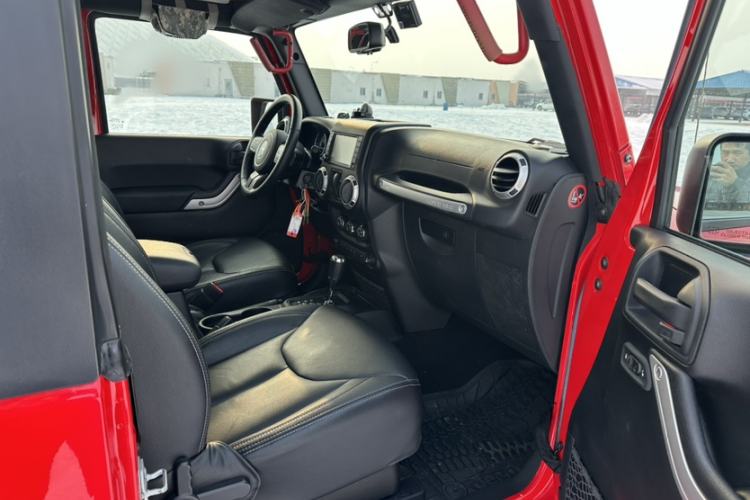 Used  Wrangler 2015 3.6L Rubicon Two-Door Comfort Edition
