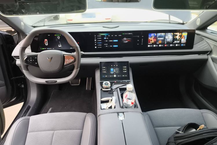 Used VOYAH PASSION 2024 PHEV Four-Wheel Drive Ultra-Long Range Executive Edition
