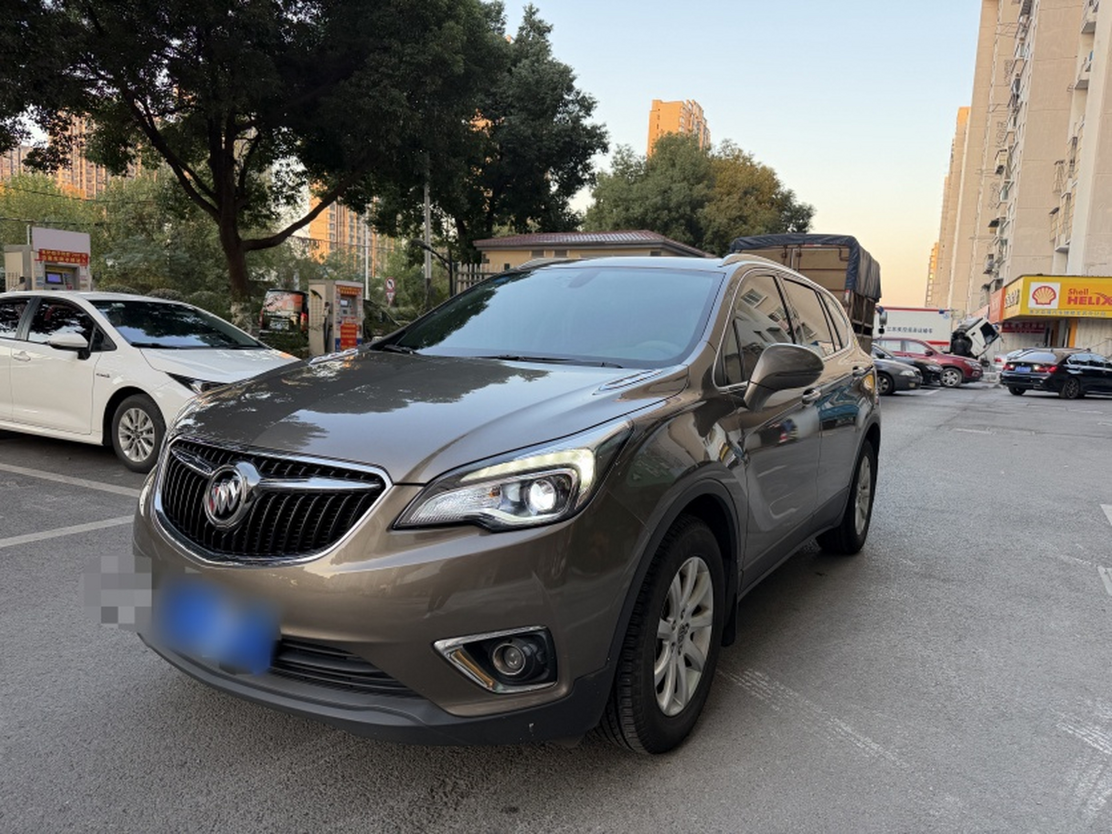 Под передней частью автомобиля