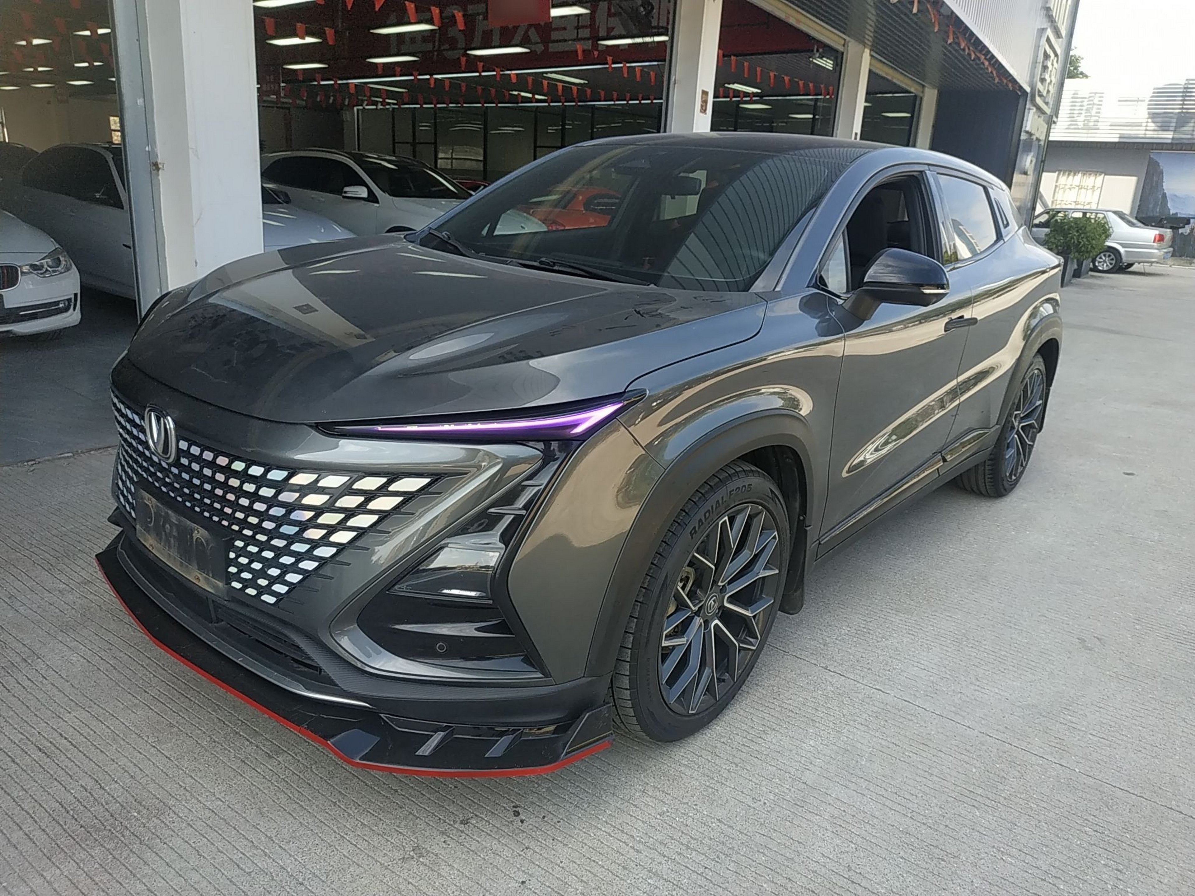 تحت مقدمة السيارة