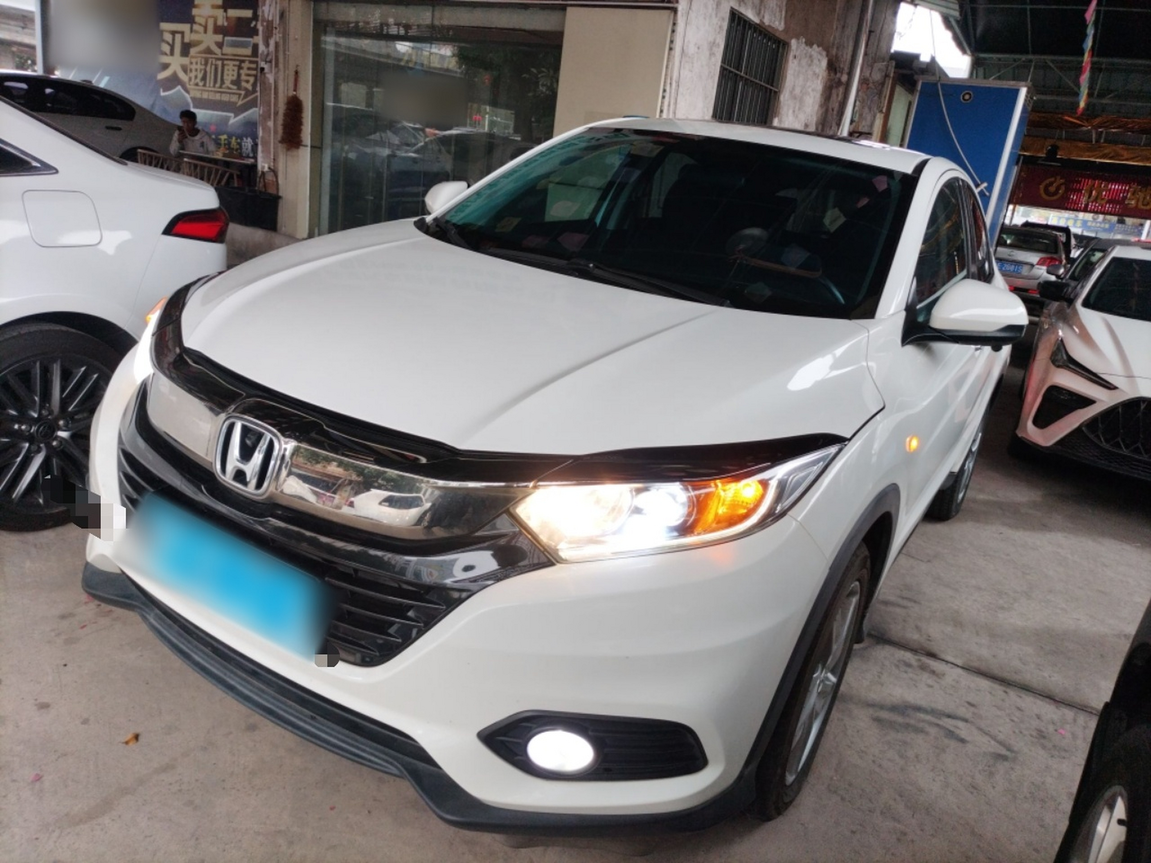 Под передней частью автомобиля