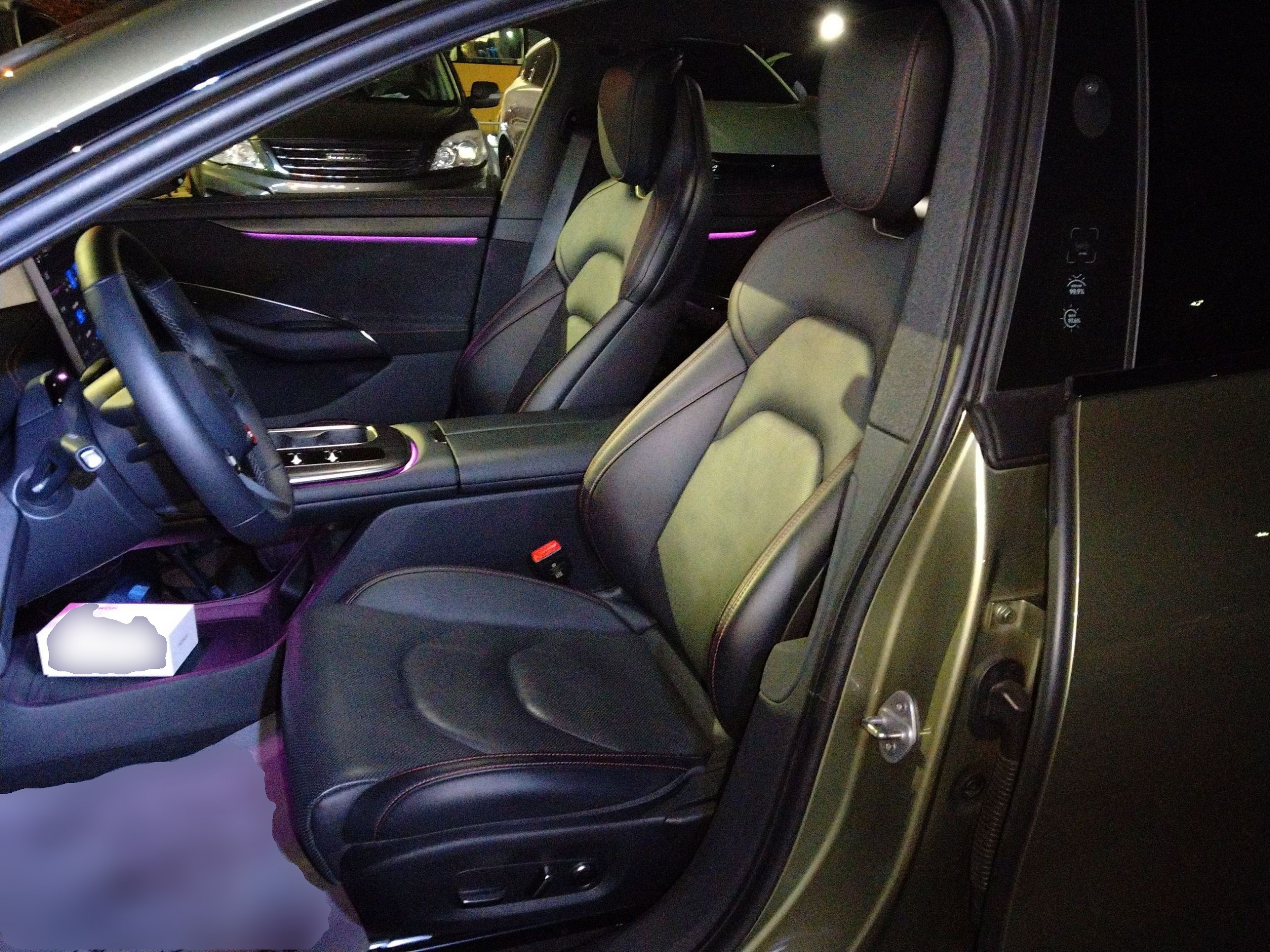 المقاعد الأمامية داخل السيارة