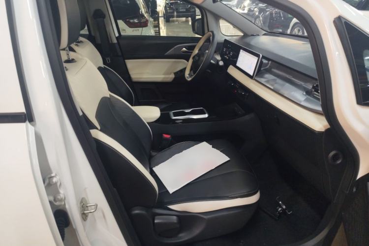 Used Geometry E Firefly 2024 401 km Fluorescent
